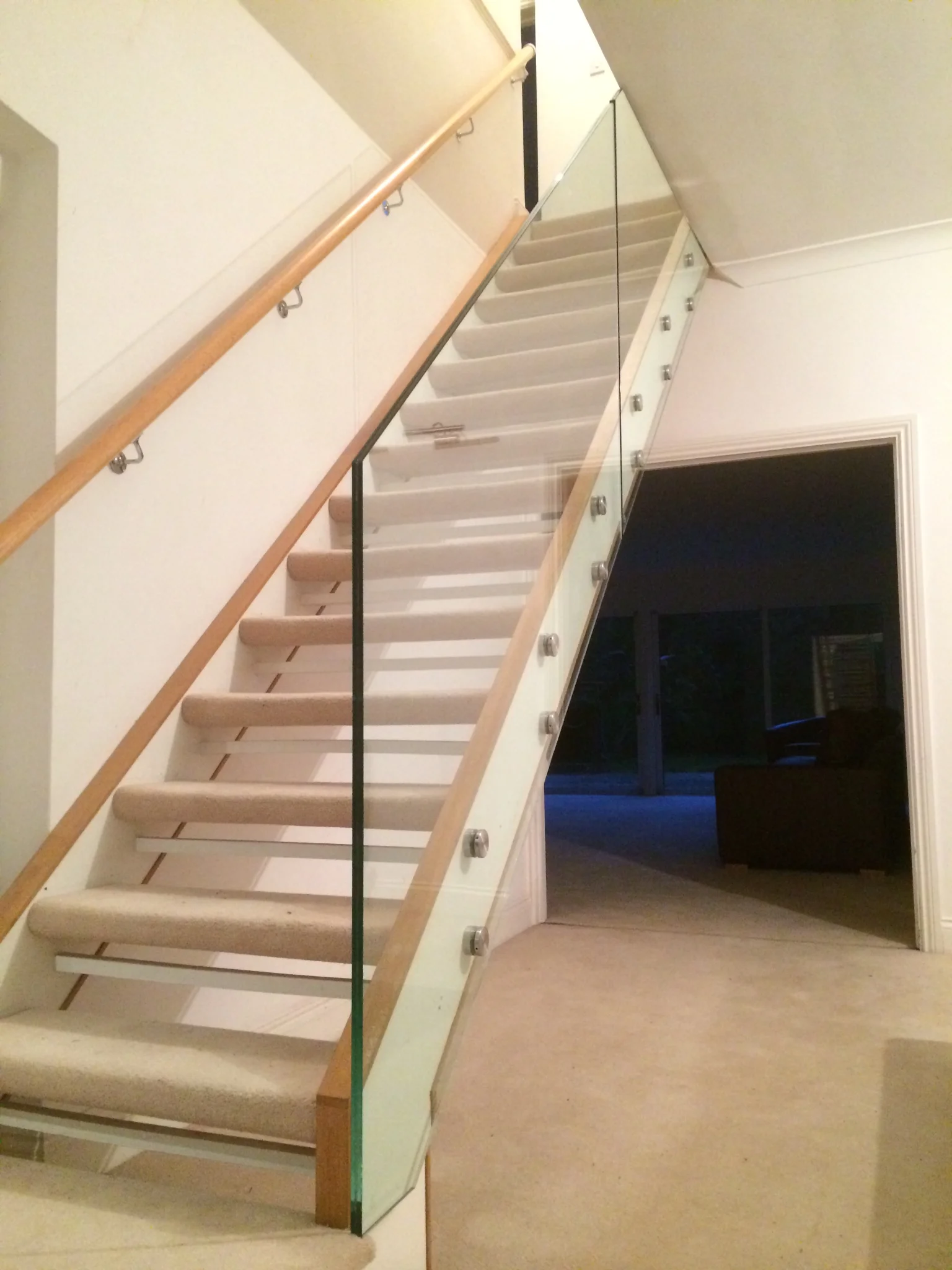 Frameless glass stairs