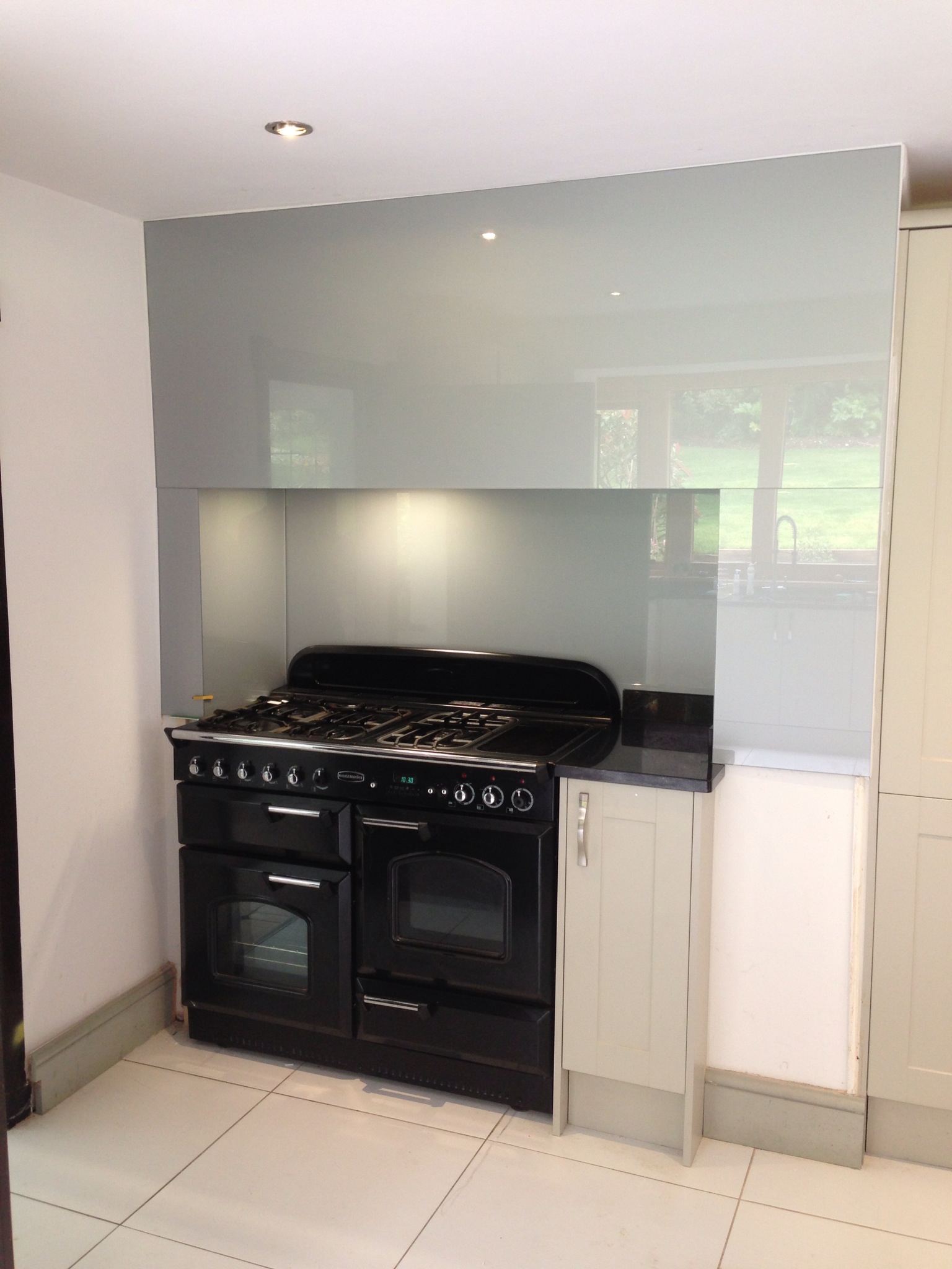 Full wall glass splashback