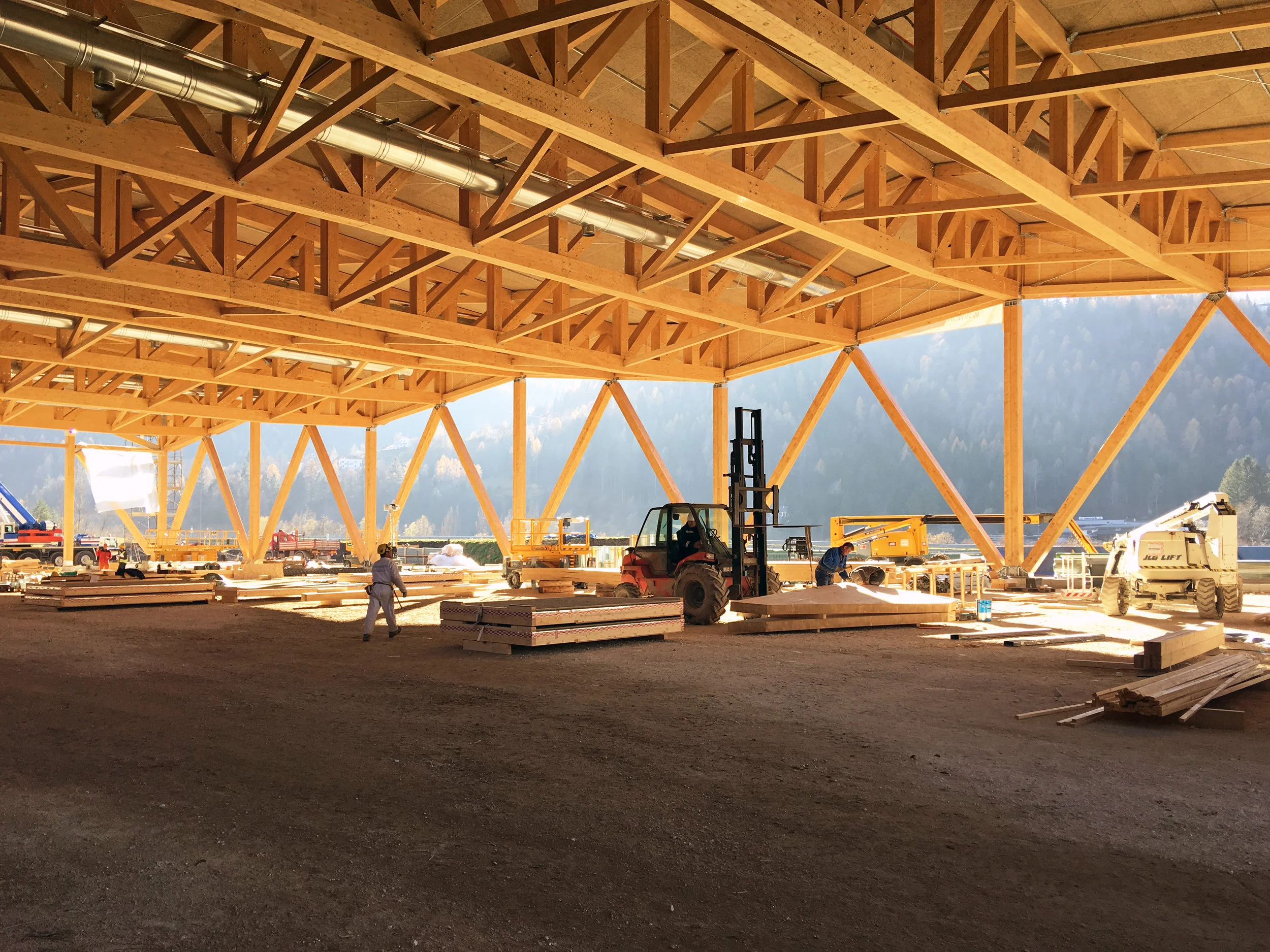 Palaluxottica, tubi climatizzazione interna