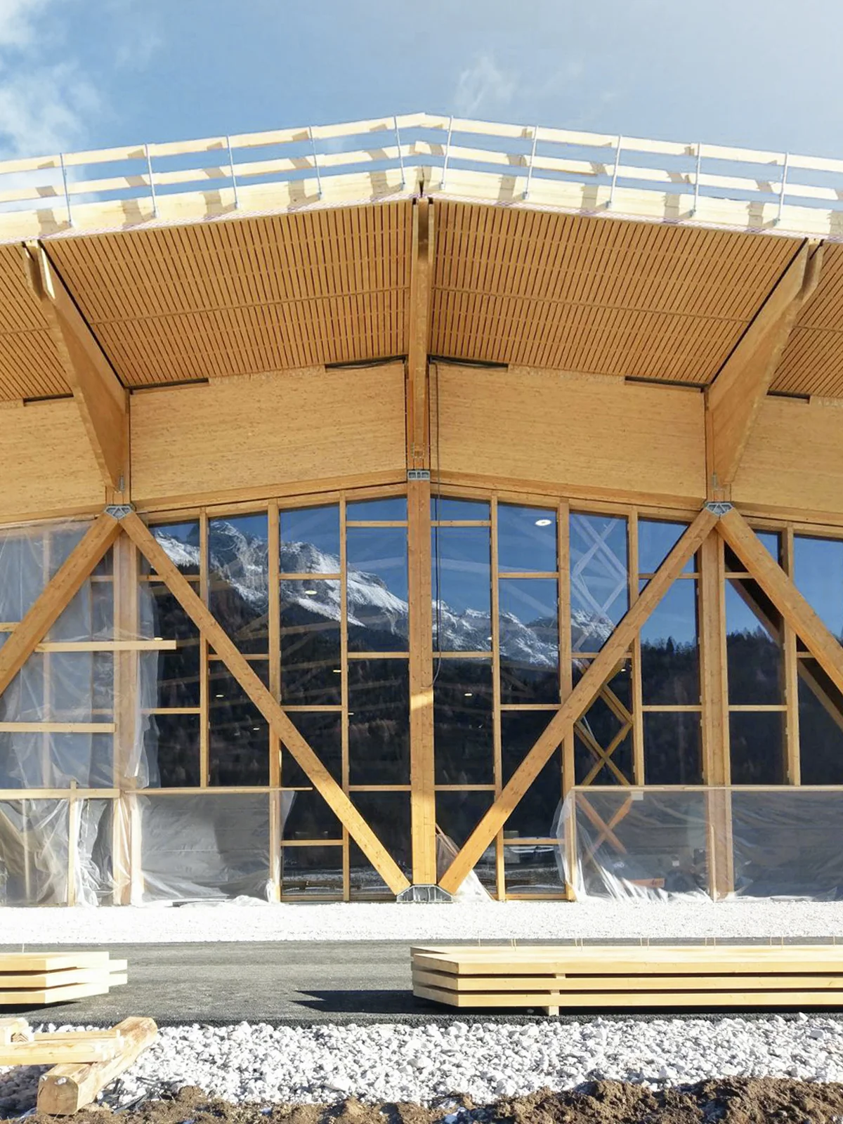 Palaluxottica, inizio posa vetri