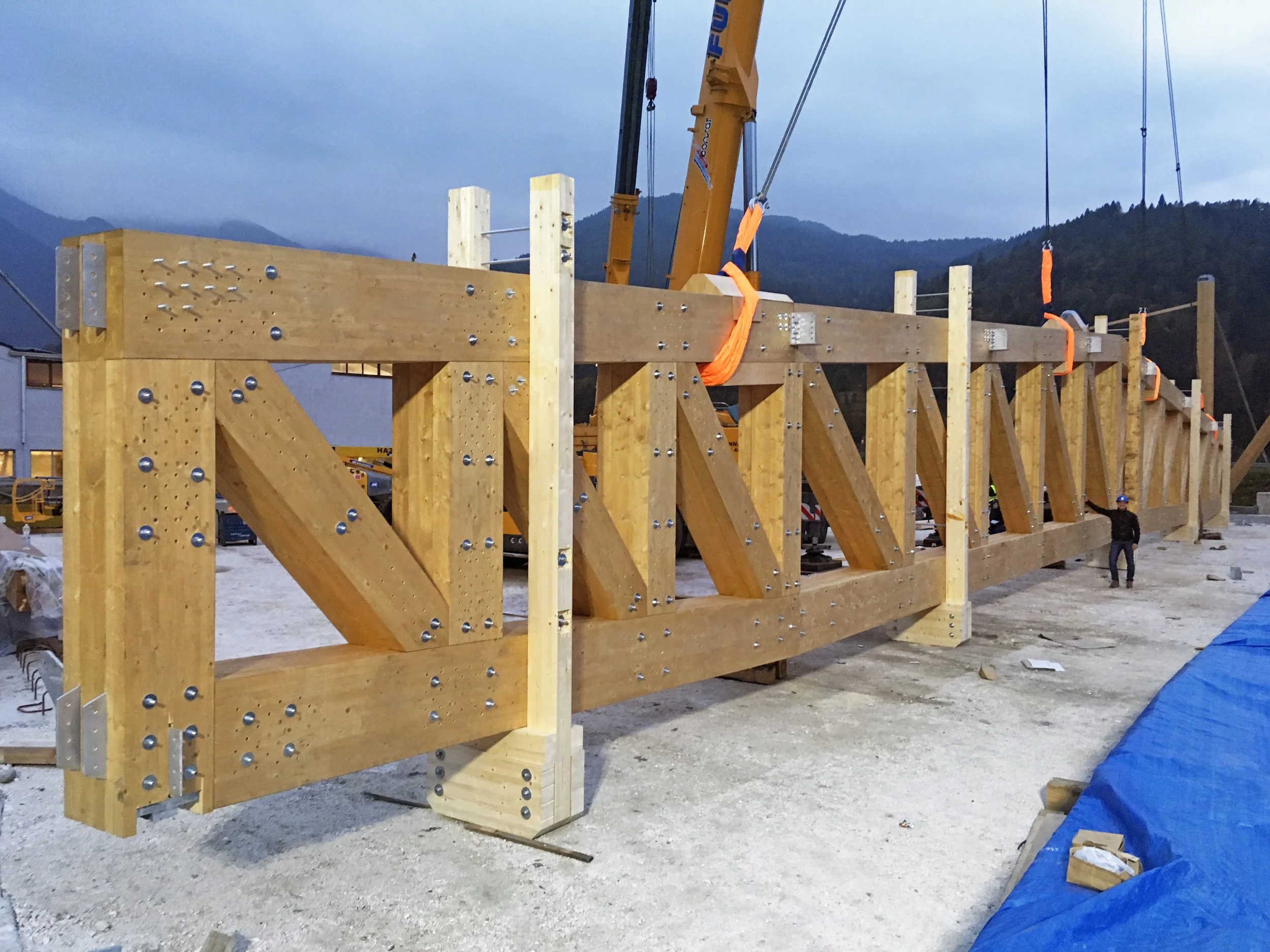 Palaluxottica, arrivo e assemblaggio legname