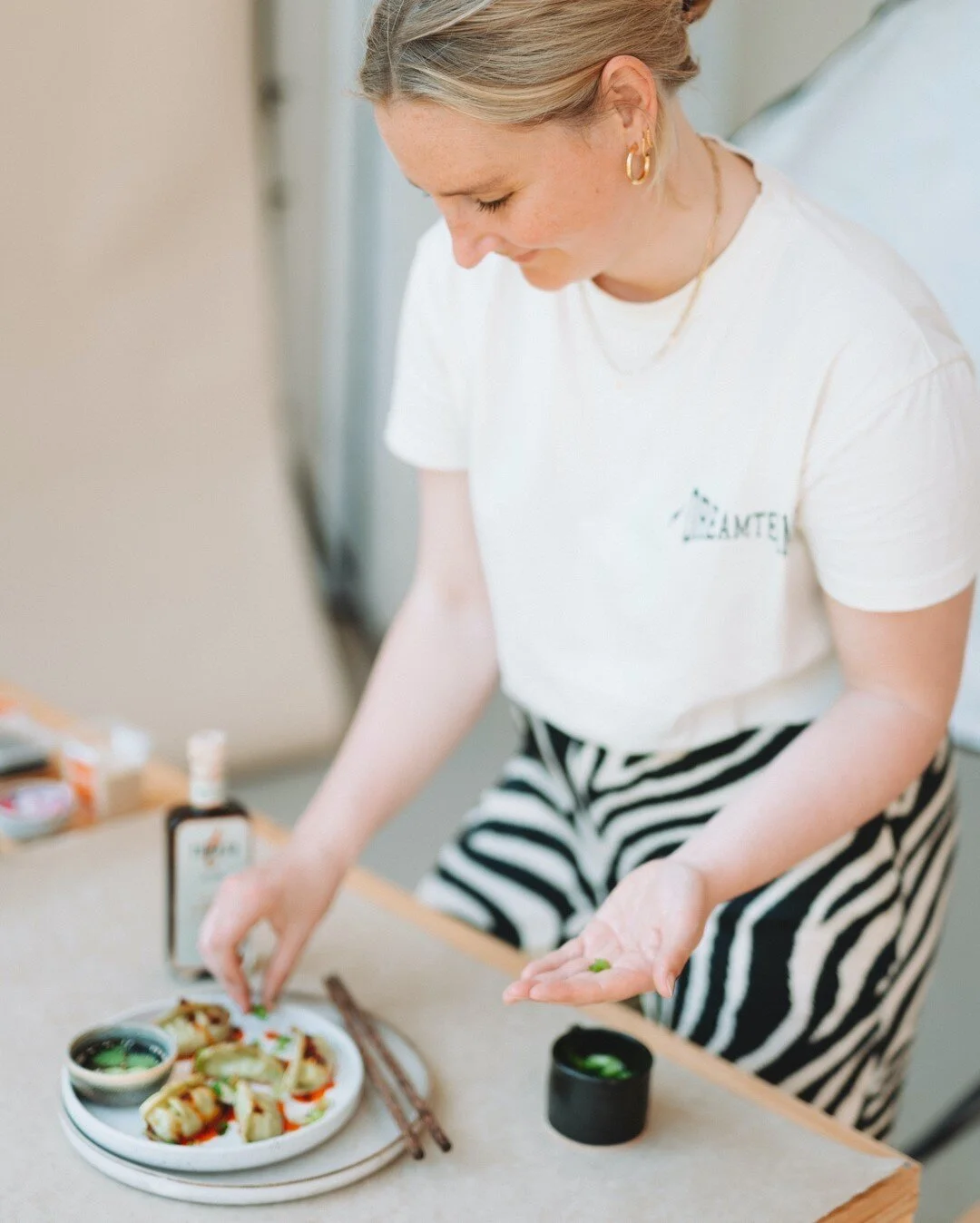 working my magic✨ together with @yvonne.apeldoorn 📸⠀⠀⠀⠀⠀⠀⠀⠀⠀
⠀⠀⠀⠀⠀⠀⠀⠀⠀
#foodstyling #foodfotografie #horeca #horecamarketing #restaurantmarketing #fotografie #foodstyling #socialmedia #contentcreator #stylist #catering #foodcreations