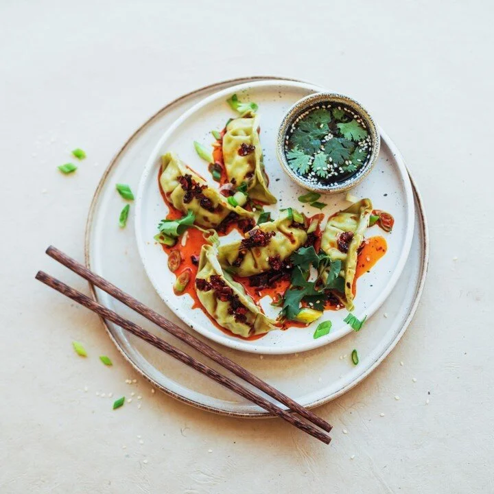 🥟🥟🥟⠀⠀⠀⠀⠀⠀⠀⠀⠀
⠀⠀⠀⠀⠀⠀⠀⠀⠀
Fotografie door @yvonne.apeldoorn⠀⠀⠀⠀⠀⠀⠀⠀⠀
Food &amp; styling door mij⠀⠀⠀⠀⠀⠀⠀⠀⠀
⠀⠀⠀⠀⠀⠀⠀⠀⠀
 #foodstyling #foodphotography #foodstagram #foodpictures #foodonsocialmedia #foodtographyschool #f52grams #eeeeeats #huffposttaste #f