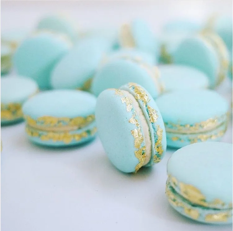 Just add a touch of gold to your macaroons ...
