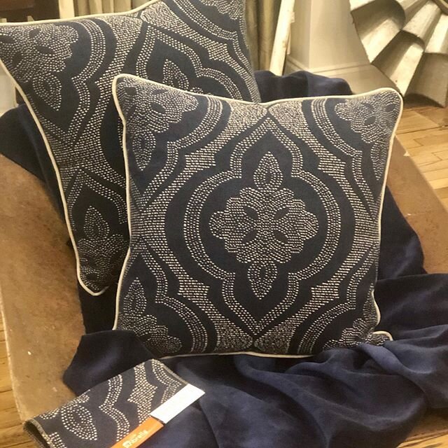 These 20&rdquo; pillows made from Thibaut Sunbrella Ophelia fabric are stunning😍 Two in stock...better hurry😉
.
.
. #fabrics #morethanjustfabric #fabricshop #fabricstore #supportlocal #shopsmall #customblinds #bristoltnva #statestreet #furniture #l