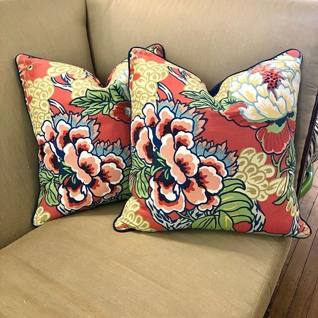 Thibaut Pillows are simply the best😍
.
.
. #fabrics #morethanjustfabric #fabricshop #fabricstore #supportlocal #shopsmall #customblinds #bristoltnva #statestreet #furniture #lighting #candles #customshades #bristolva #upholstery #design #windowtreat