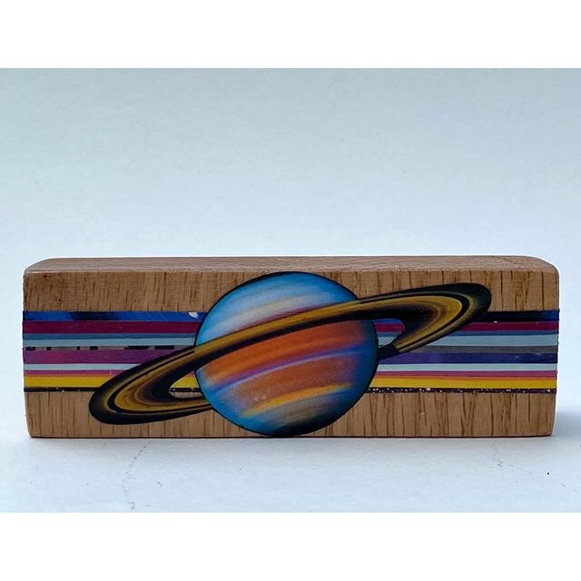 #Planetarypalette Saturn: wrapped up
.
.
.
5&rdquo; x 1.75&rdquo; x 1&rdquo;
Collage on wood
$30