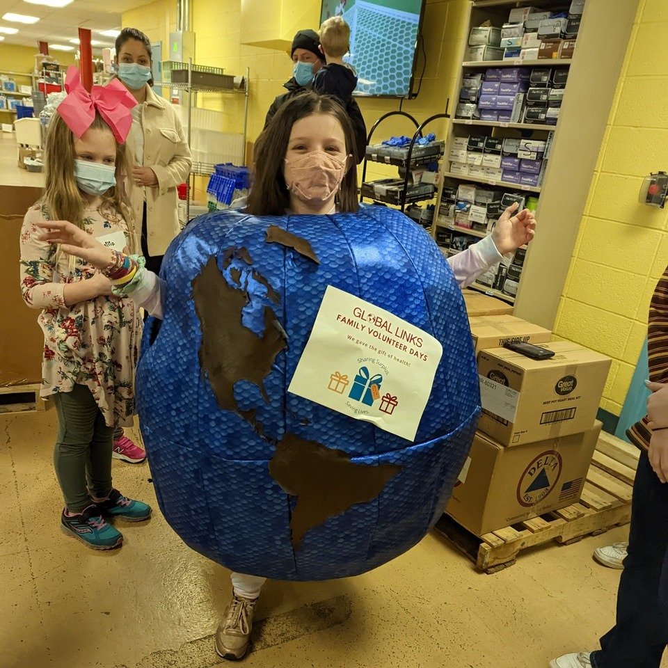 Sarah and Lilah completed an out of this world 🌎 independent volunteer opportunity at Global Links 🙌 for #ECSCaresDay2024. Don't forget to sign up for your volunteer site by THIS Friday 👉 https://ecspgh.org/ecs-news/ecscares-volunteer-sign-up-dead