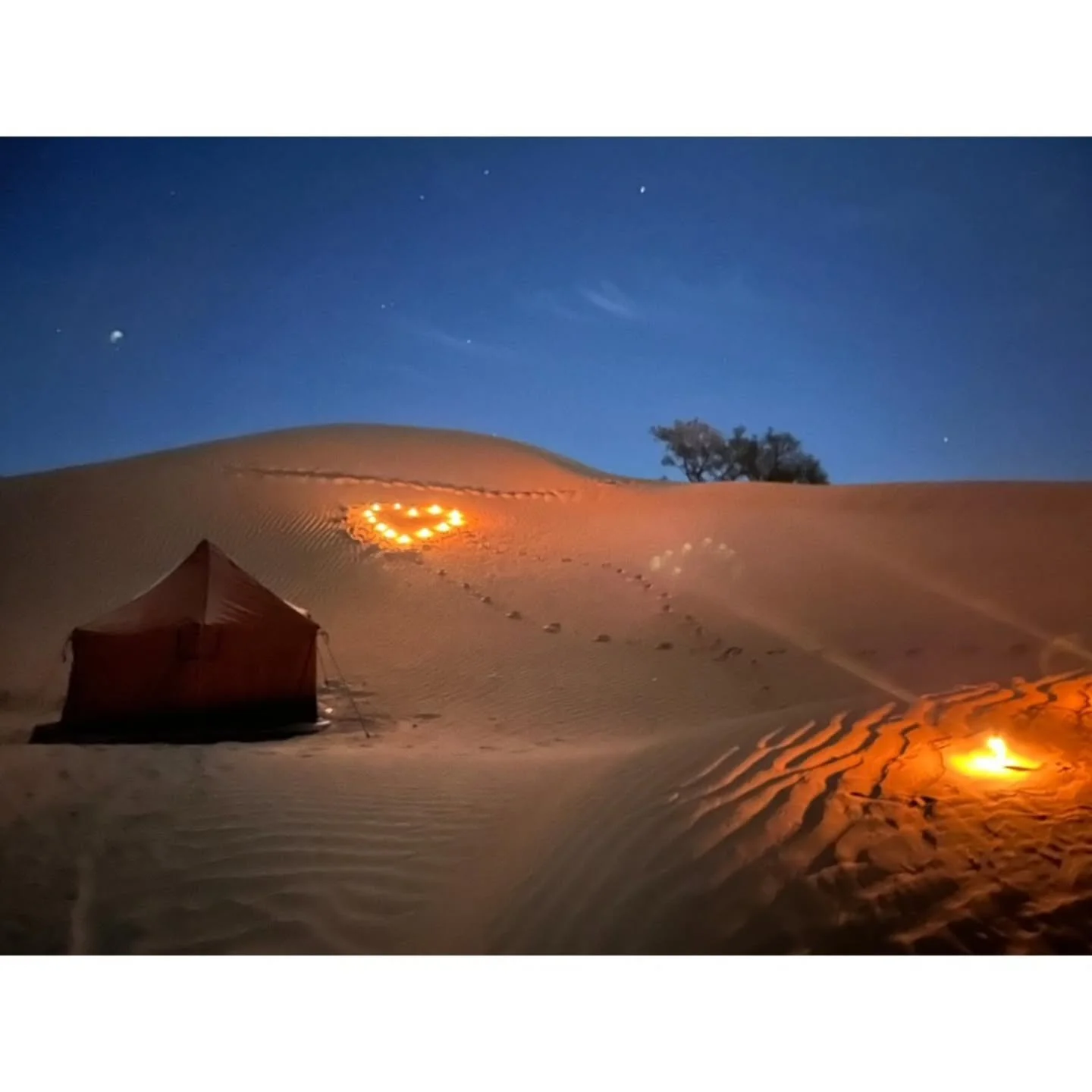 Chaleur, douceur et profondeur d'&ecirc;tre s'entrem&ecirc;lent pour cr&eacute;er un voyage unique dans l'immensit&eacute; du Sahara. Au rythme de la po&eacute;sie mystique de Rumi, narr&eacute;e et comment&eacute;e par l'experte Leili Anvar, guid&ea