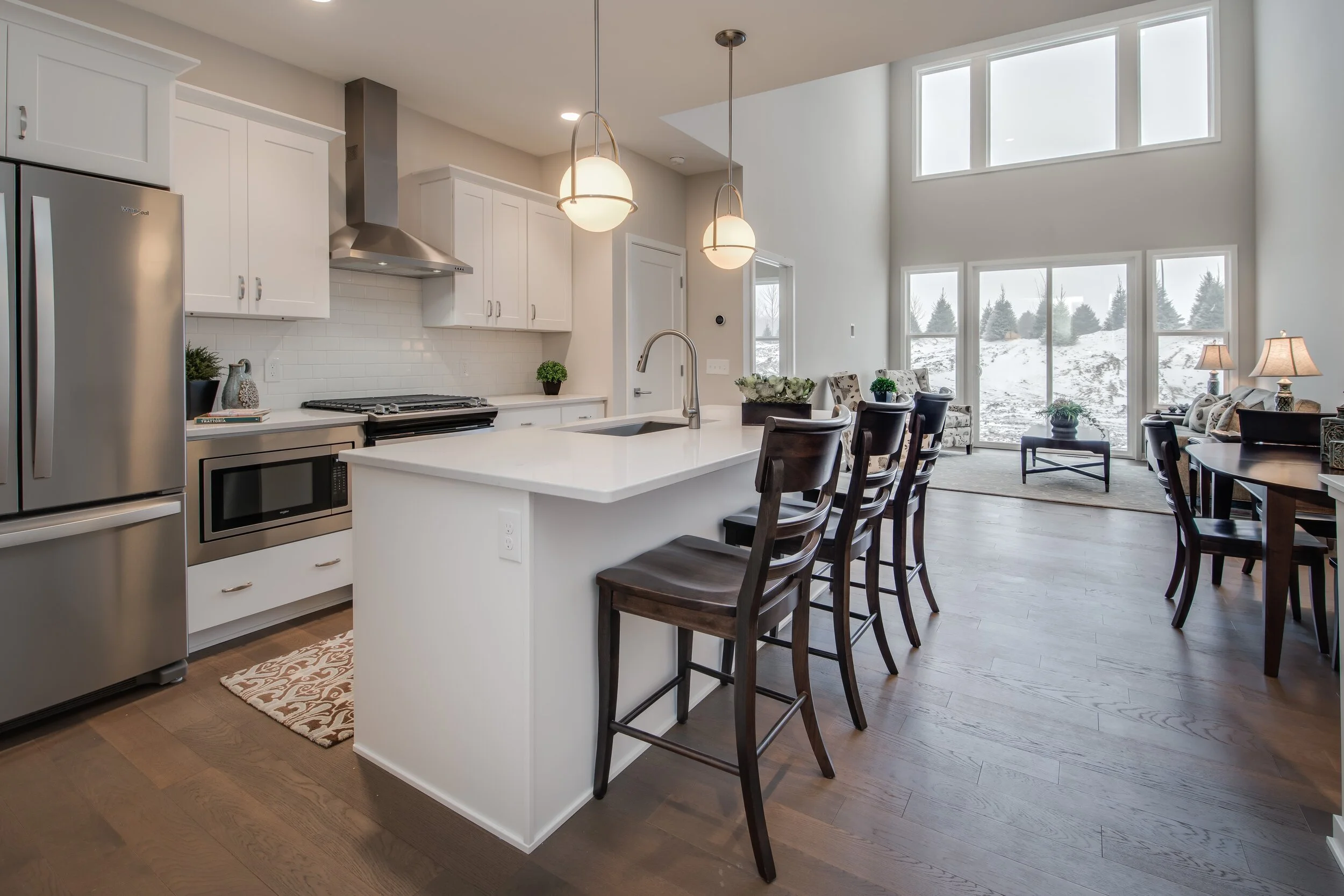 2 11 2019_TW-01-003_Diamond_Kitchen_Oak engineered floors_stainless appliances_painted island & cabinets_quartz counter_14' ceiling windows-min.jpg