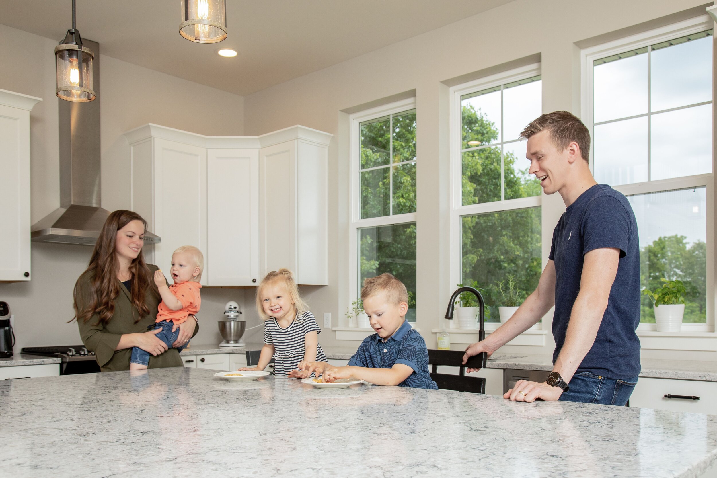 MS-01-005_Snack time_Window view 2.jpg
