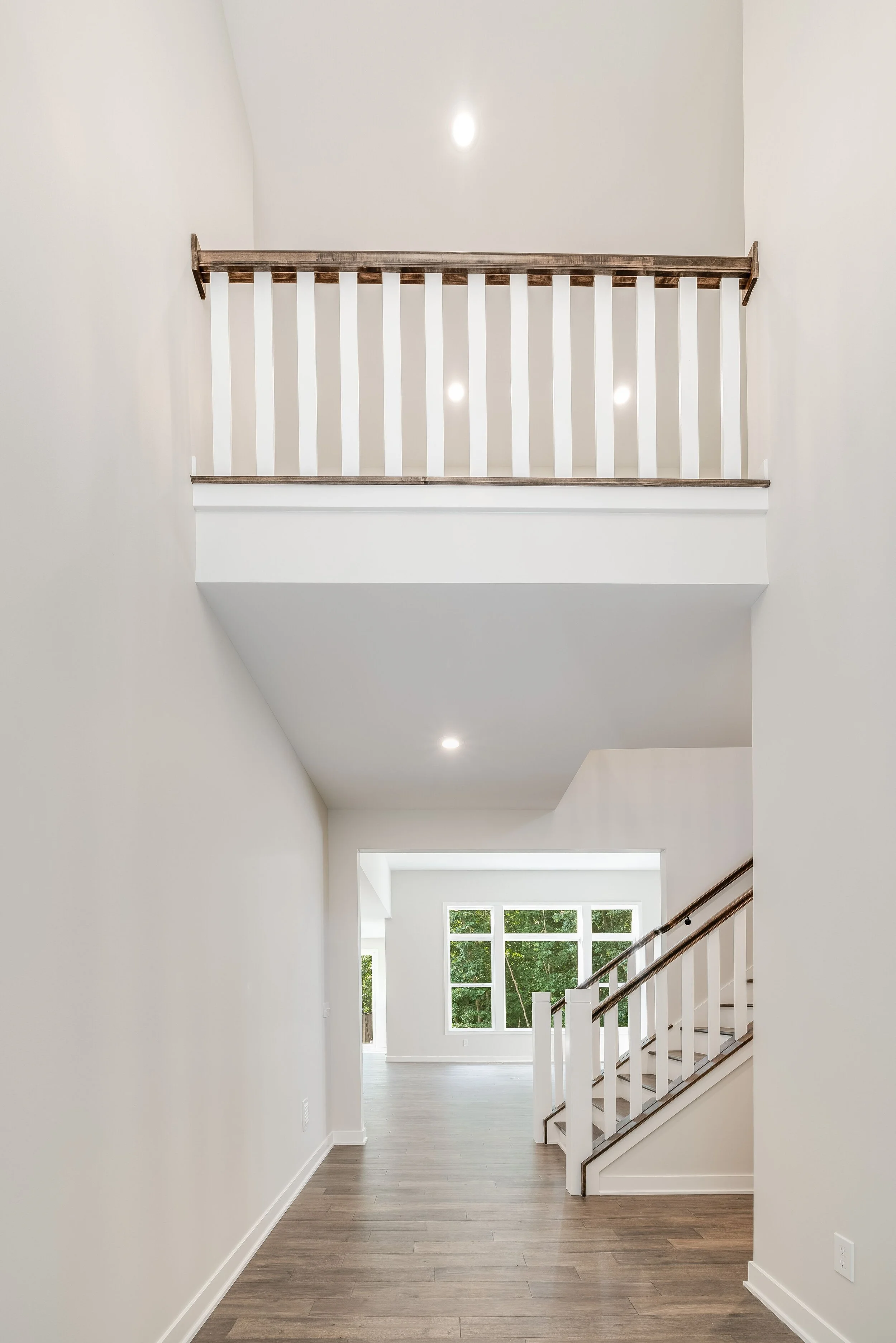 HL-06-150_Firethorn_Foyer_Open railing.jpg