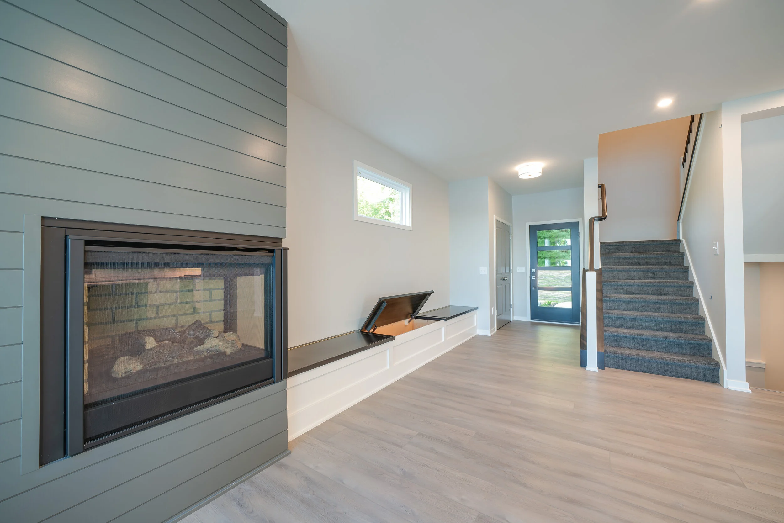 CUS-19-058_Modern fireplace_Built-in bench.jpg