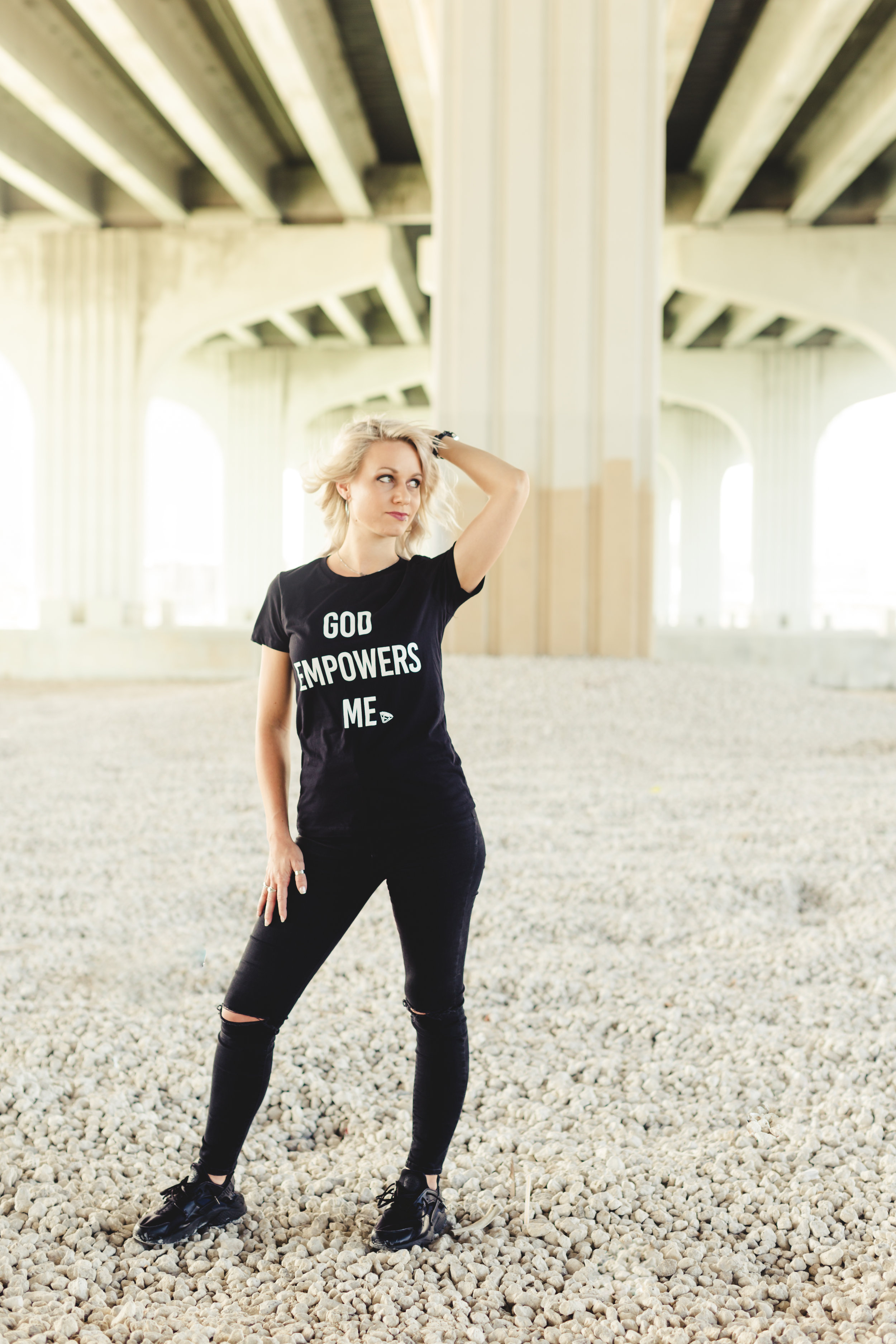 Model is wearing size small, slim build