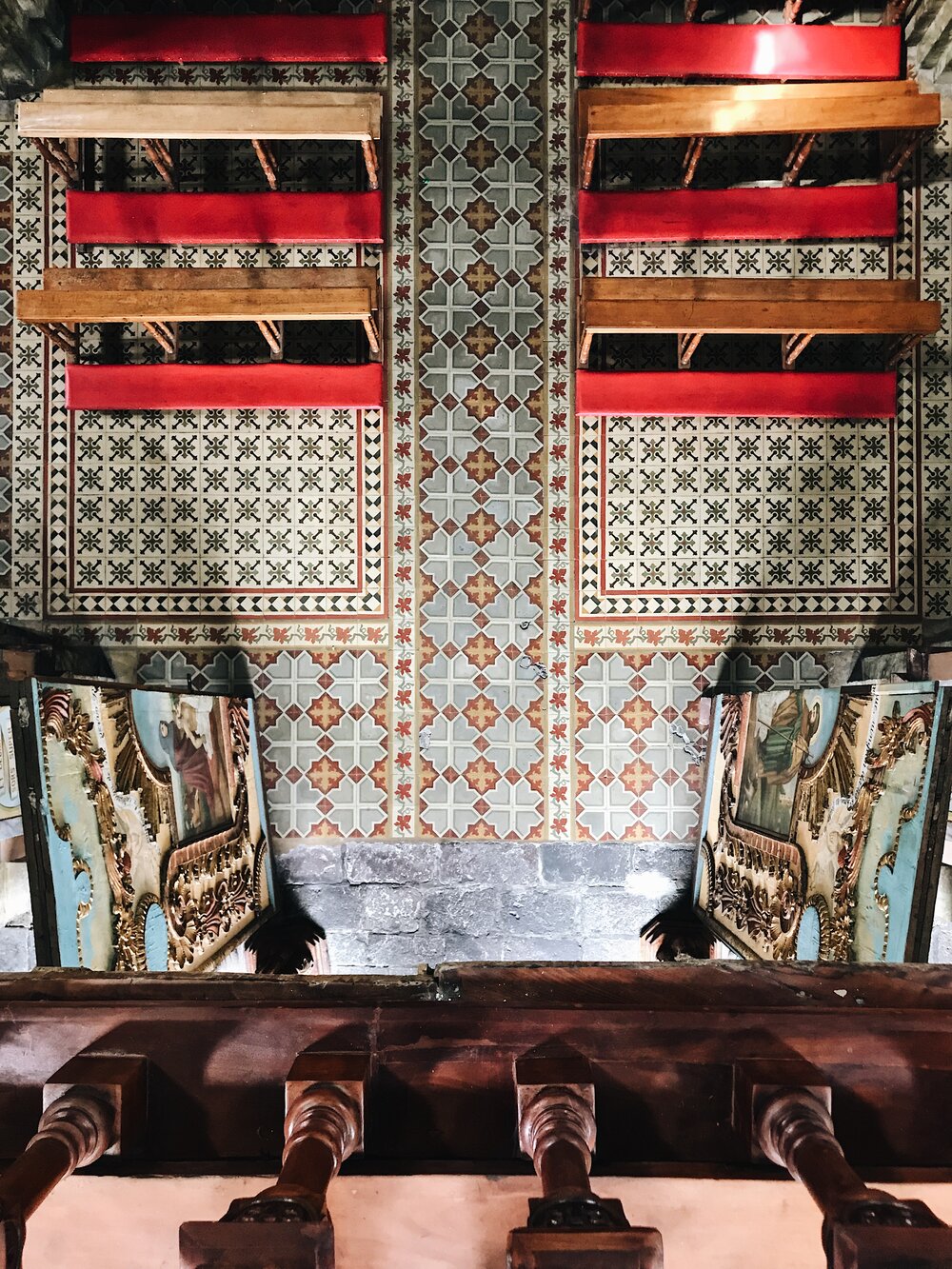  ornate doors, colourful tiles, Iglesia de San Roque 