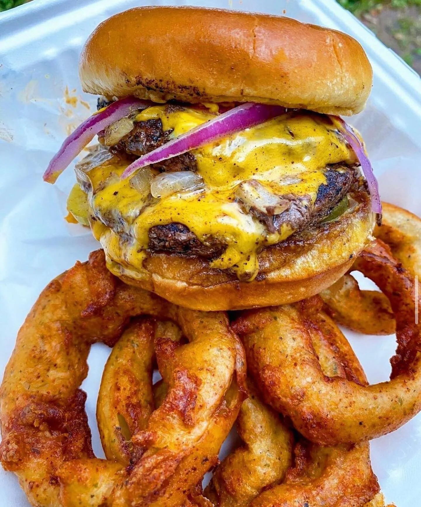 We celebrate National Burger Day 🍔 EVERYDAY! Stop in to celebrate the end of the work week with a Diner Burger and your booze of choice 🍻
📸 @thebubblytalk