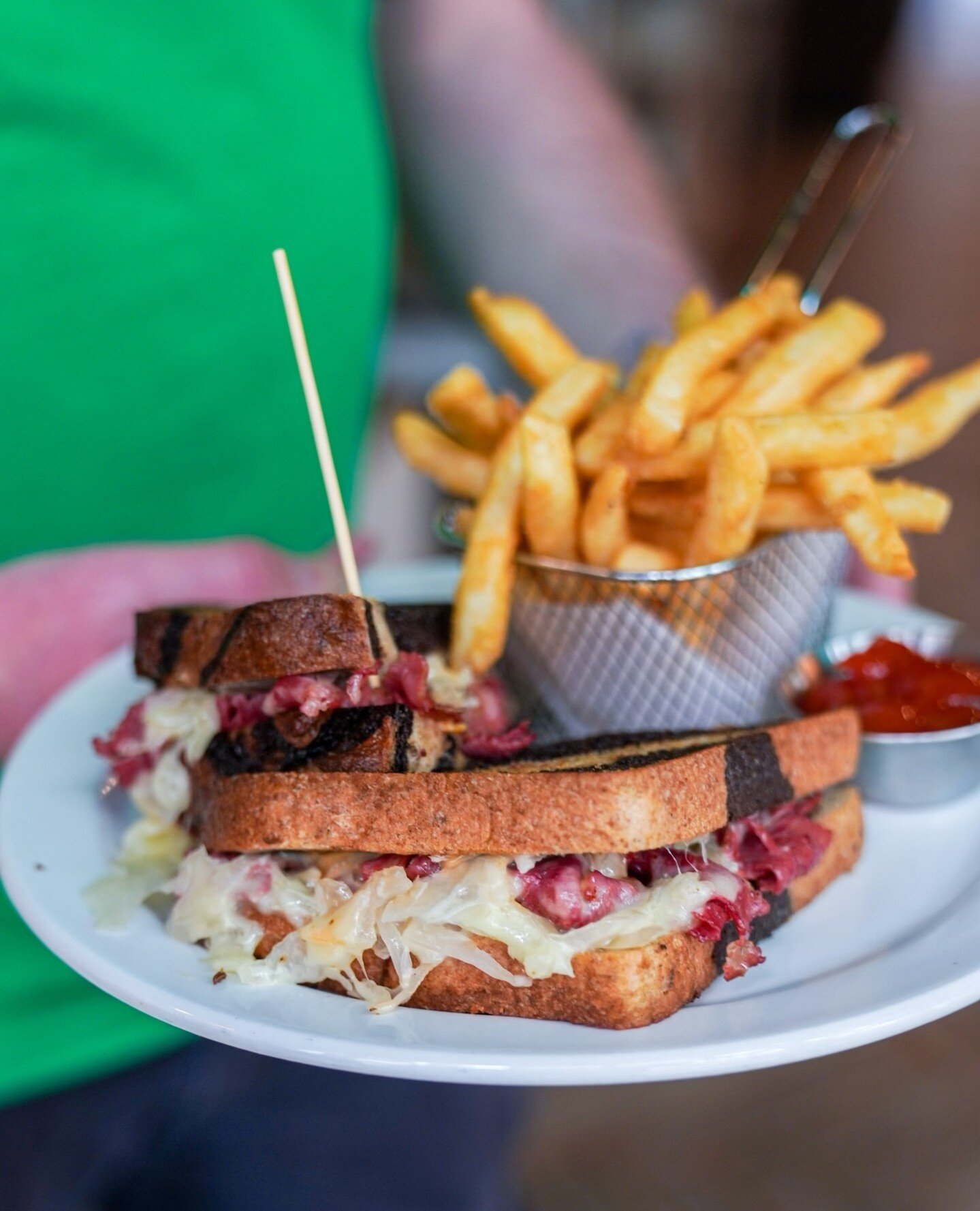 Tuesdays are for Reubens! Stop by for lunch or dinner and try the new, fresh Reuben we've got on the menu. #LunchTime #FeelTheCraving #TasteOfTuesday 😍😍