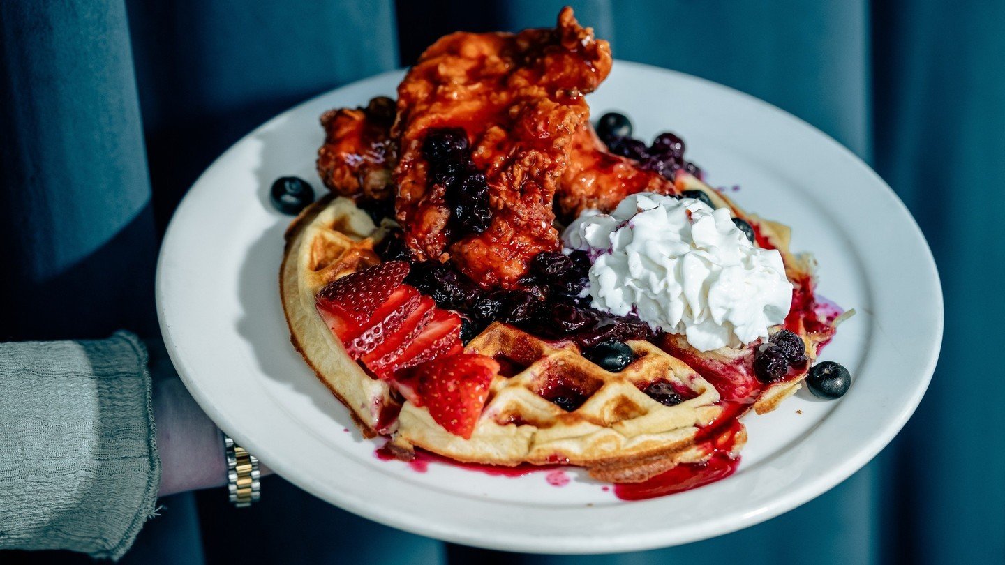 Brunching like it's an art form 🎨🍳 When your plate is filled with house-made waffles, crispy buffalo fried chicken, a burst of blueberry compote, and a dollop of whip, your Saturday mood goes from 'meh' to 'brunch goals' in seconds! ⁠
.⁠
.⁠
.⁠
#atl