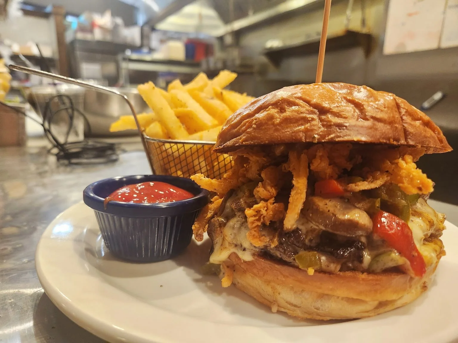 Okay, NOW meet The Capped Ranchero. 🤠🍔

September&rsquo;s Burger of the Month has officially hit the table.

🔥 Saut&eacute;ed mushrooms + peppers
🔥 Crispy onion straws
🔥 Bacon jam
🔥 Pepper jack cheese
🔥 Spicy, savory sauce

Big, messy, savory 