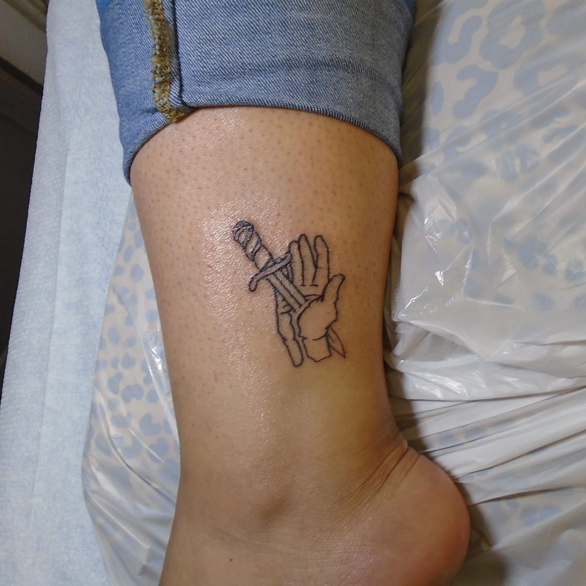Dagger_in-Hand_Lineart.jpg