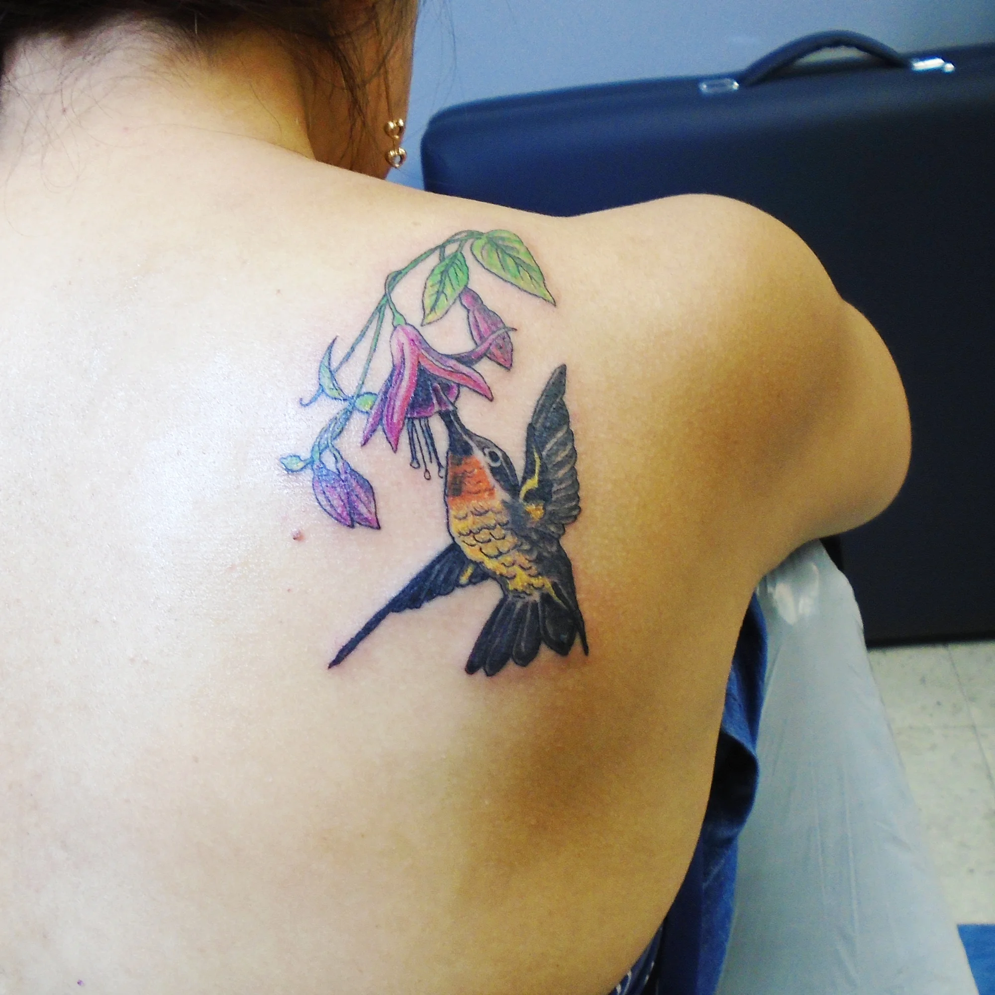 Hummingbird_on_shoulder.jpg