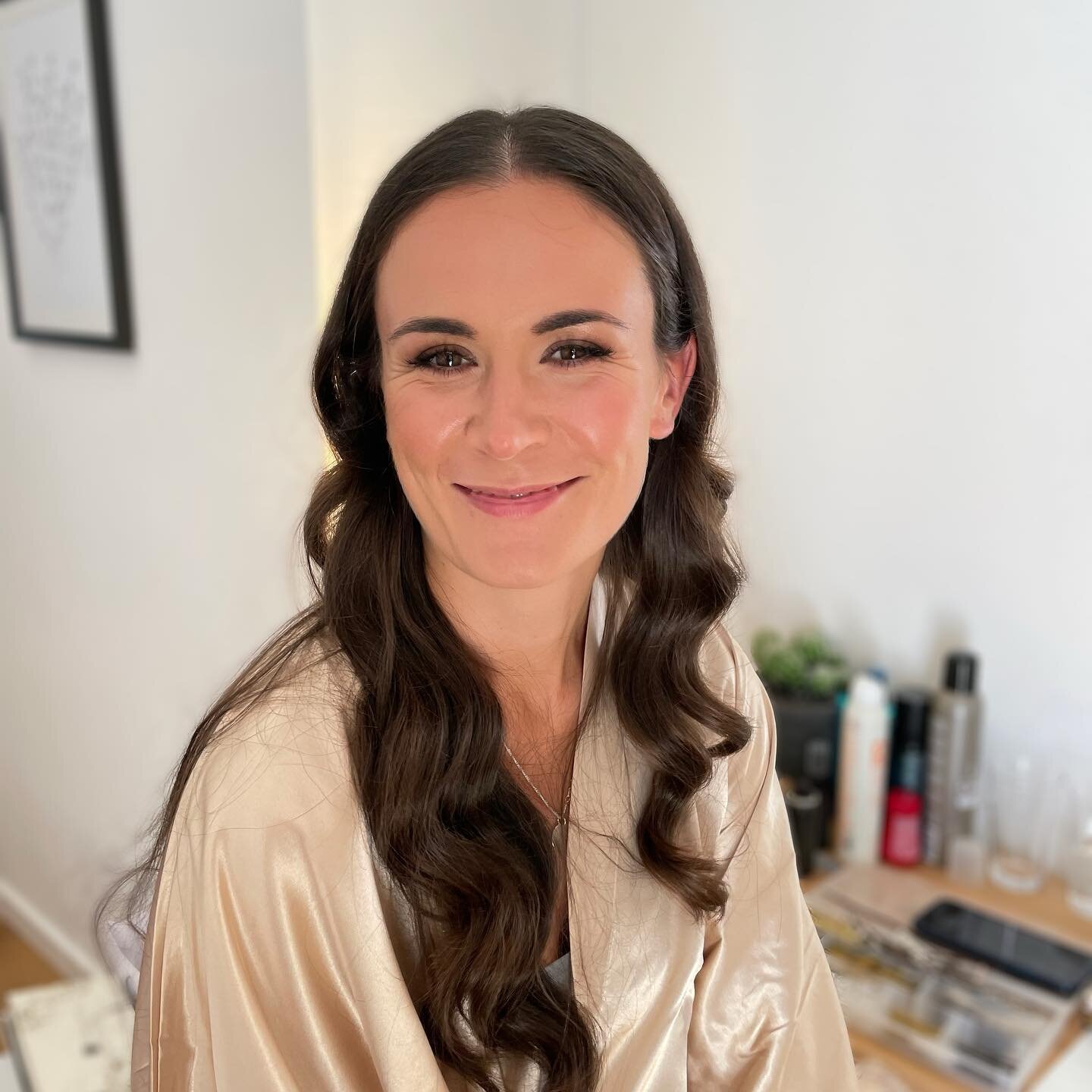 Before &amp; After - A sneak peek of my beautiful Devon bride Manon. What a dreamy weekend words cannot describe! Can&rsquo;t wait to show you more. 🤍 #naturalglowmakeup #summerbronze
.
.
.
#styledbycarolinatorstensson #mallorcawedding #mallorcaprop