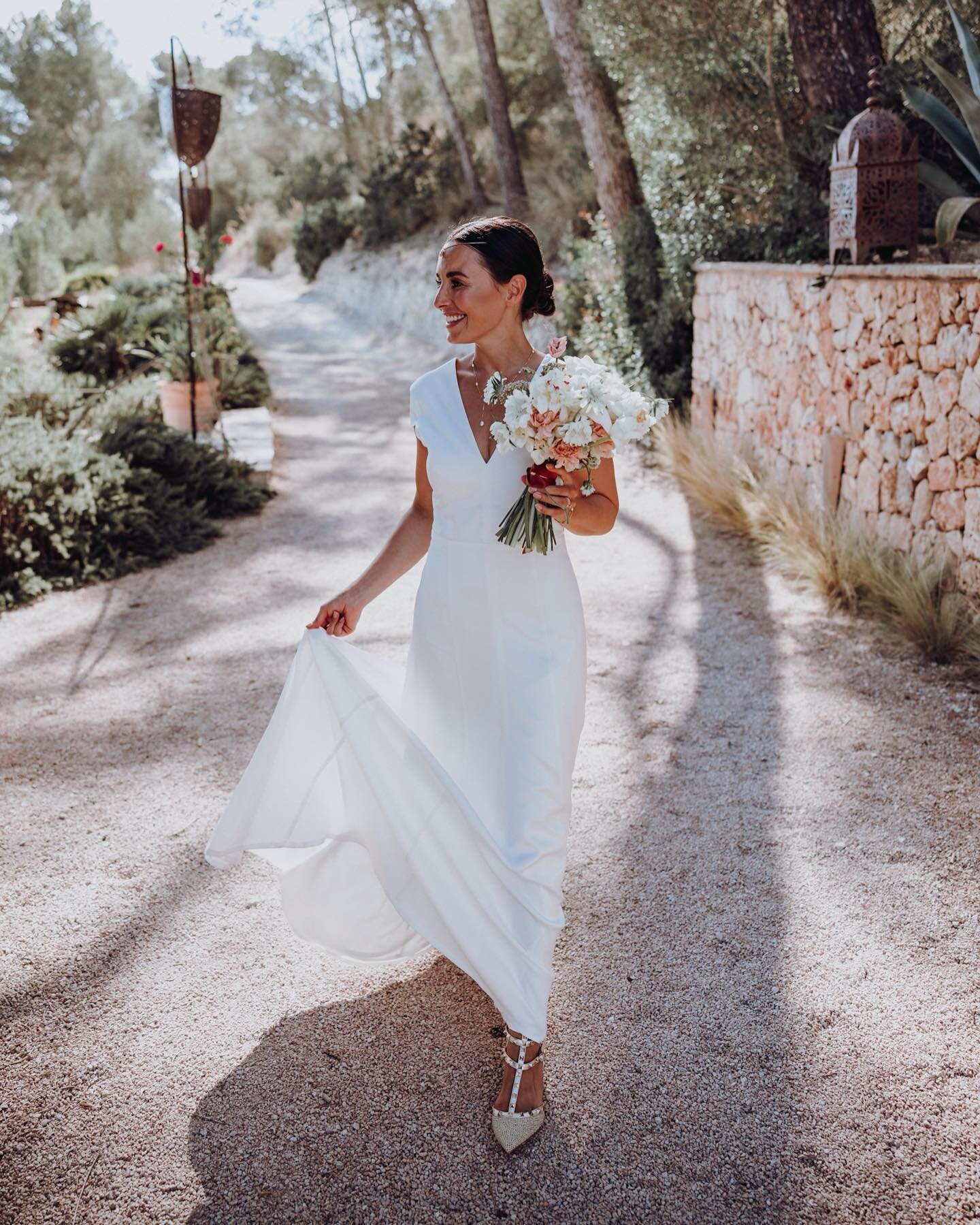 Couldn&rsquo;t be more happy to have met you Noemi and be a part of your special day! Stunning both inside and out. &hearts;️ And such a beautiful family! @noemivogtyoga
.
Photographer: @dominiclula_photography
Location: @osamajor_mallorca
Caterer: @