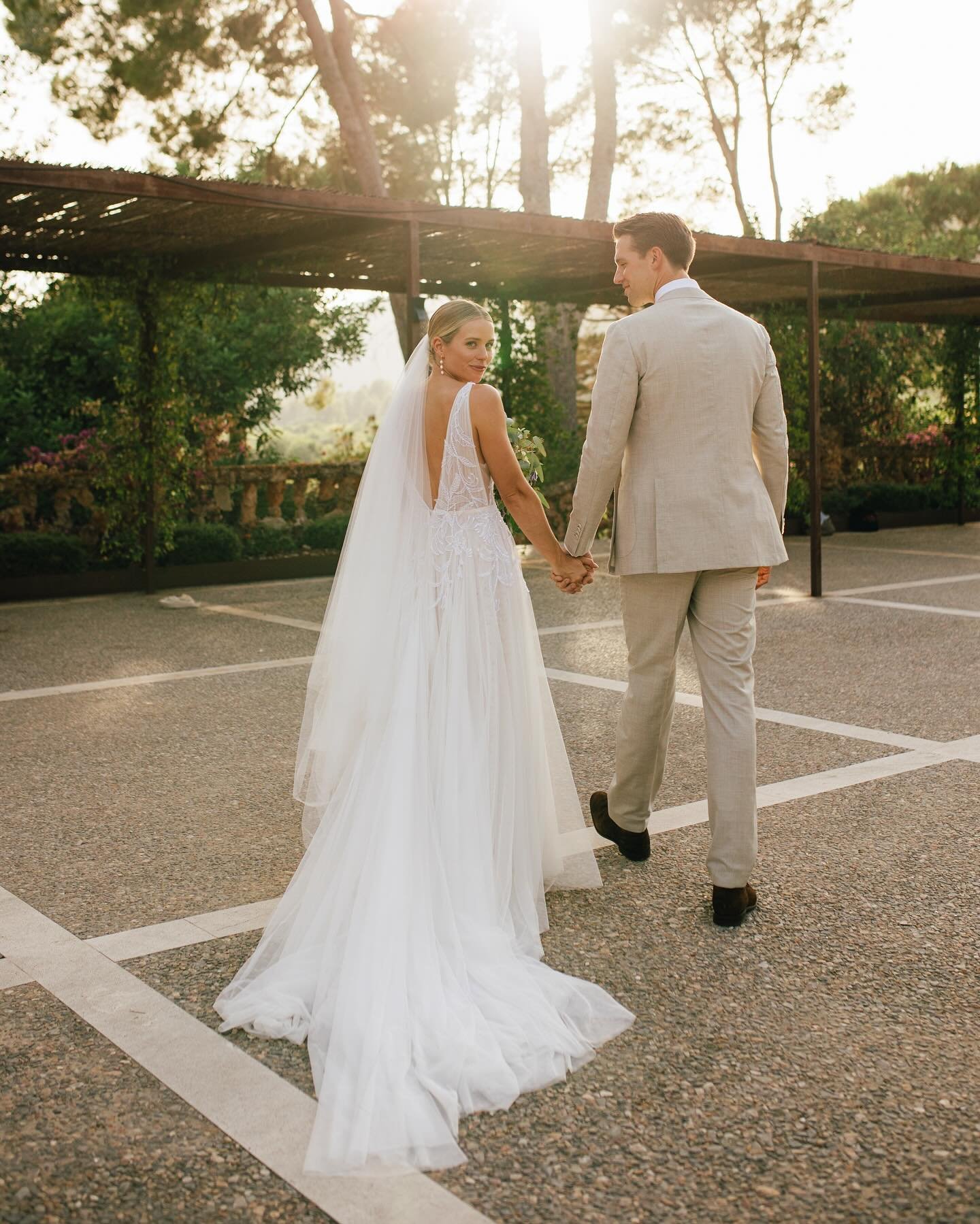 Yesterday, I wrote to my beautiful July bride Sophie to ask for some photos from this one stunning day! Just wow! I love sharing what I love doing and how it all comes together on the day! But as you all know or probably noticed by now&hellip; I have