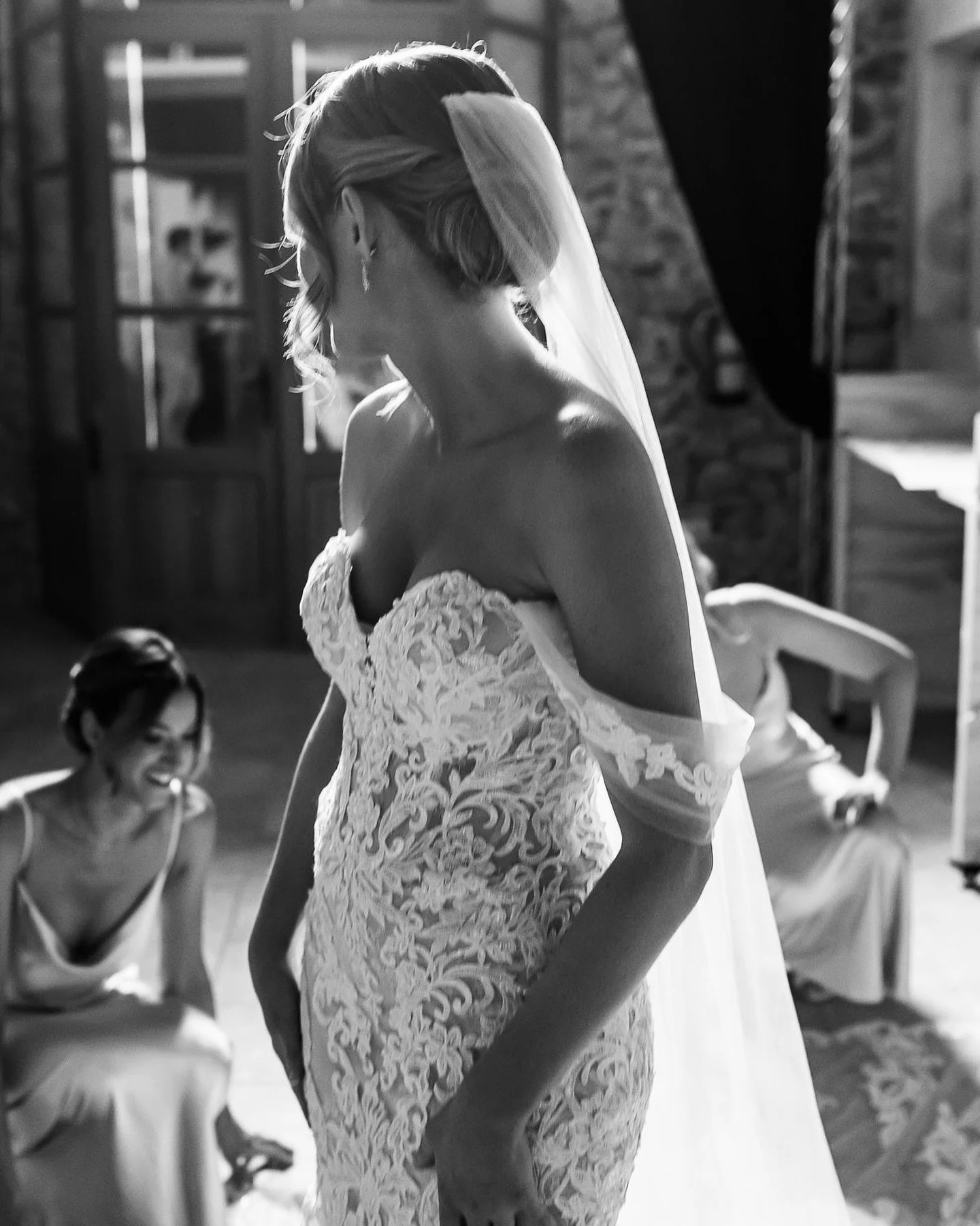 Happy Anniversary most stunning Danielle! Thank you so much for sharing these lovely photos. It&rsquo;s so nice to see how it all comes together! ✨💕

📷: by talented @anagarciaphotography
Bridal Hair: @styledbycarolinataylor 

#styledbycar #styledby