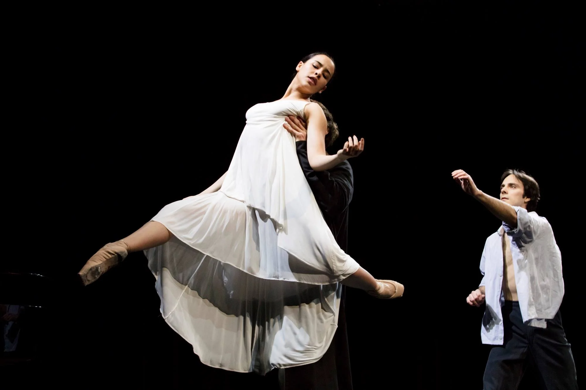 Pas de trois; Winnie Dias, Nicolas Glässman and Florian Pohl performing De-Voir. Photo by Kiran West.