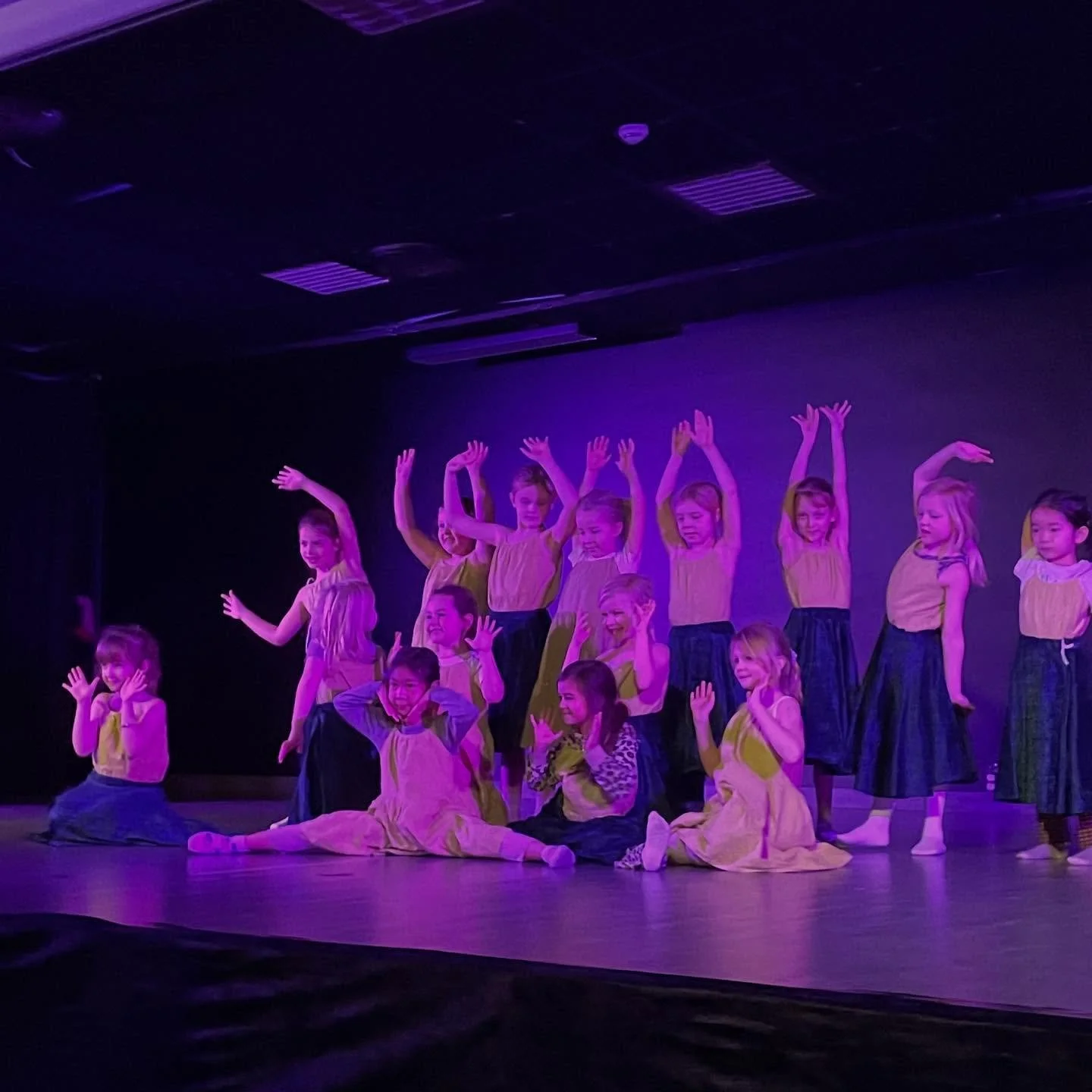 Tusen takk for en fantastisk &oslash;ving og generalpr&oslash;ve i dag! 🪩⭐️👯&zwj;♀️🕺Vi gleder oss til &aring; se dere p&aring; forestilling i morgen!🩵Kl. 12 og 13:30 p&aring; Stenbr&aring;ten skole, kj&oslash;p billetter p&aring; nettsiden!