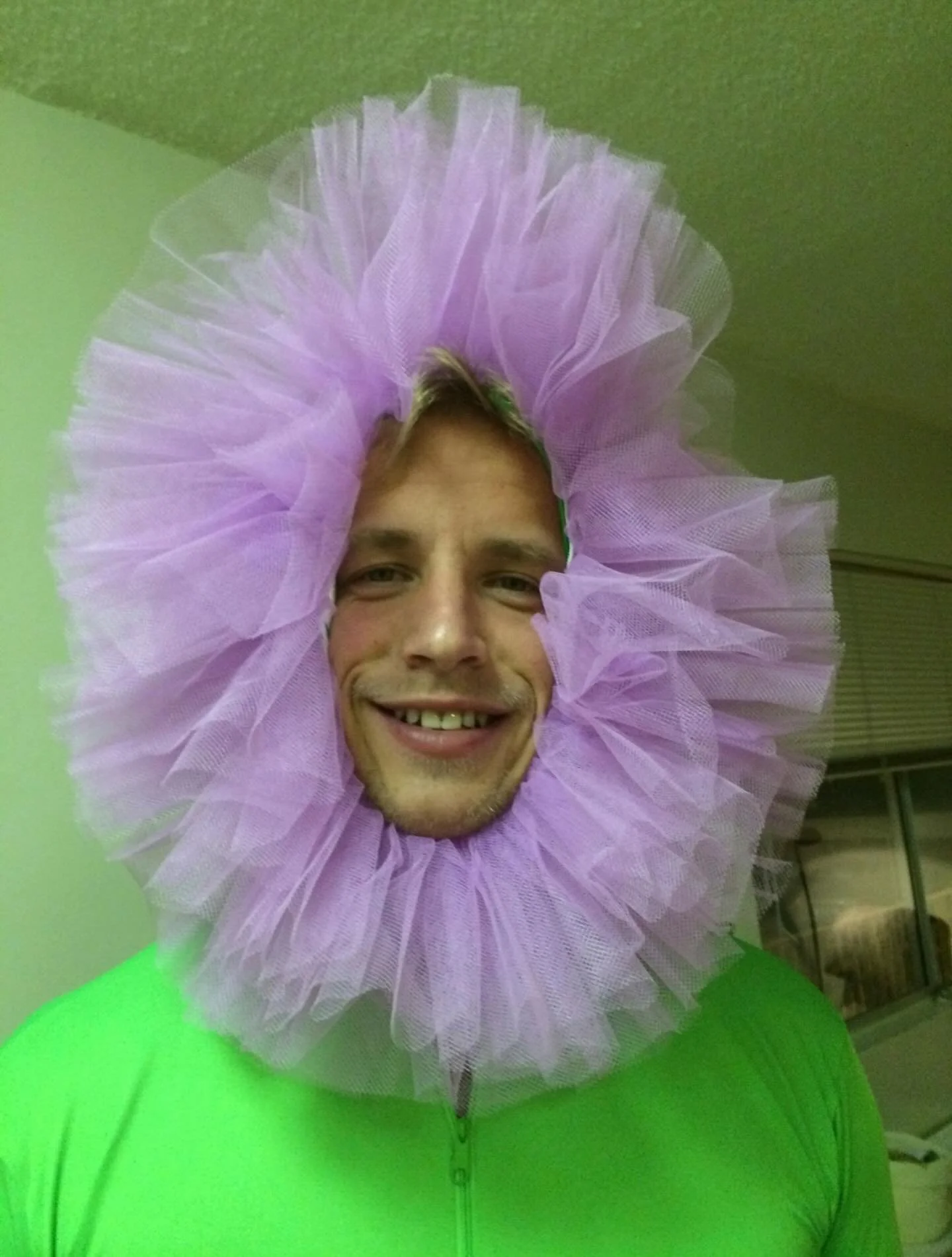 Karl-Johan (41) er klar for mannedans p&aring; torsdag. Mulig han har bommet litt p&aring; outfiten, men KOM SOM DU ER! Det er plass til flere modige menn. Tagg hvis du kjenner noen som b&oslash;r bli med!  #pionerer 
#dansegledep&aring;mortensrud #h