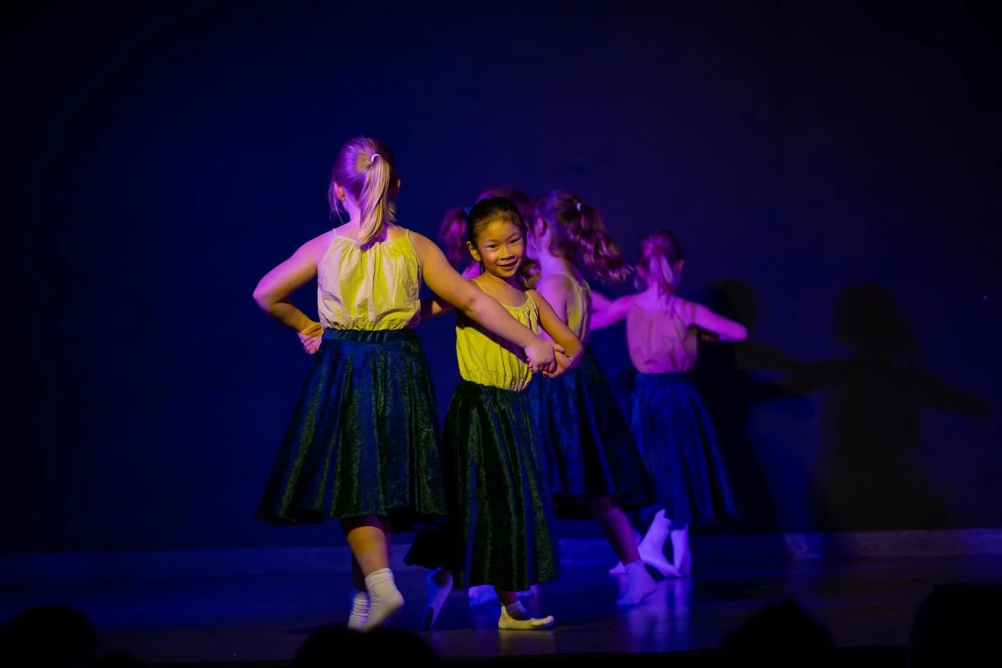 Gylne &oslash;yeblikk fra forestillinga! Jeg svever fortsatt ❤️. I dag &aring;pner p&aring;meldingen for nye elever, s&aring; hvis DU eller barnet ditt vil v&aelig;re med p&aring; neste show, hiv dere med! #dansegledep&aring;mortensrud @kristin.syver