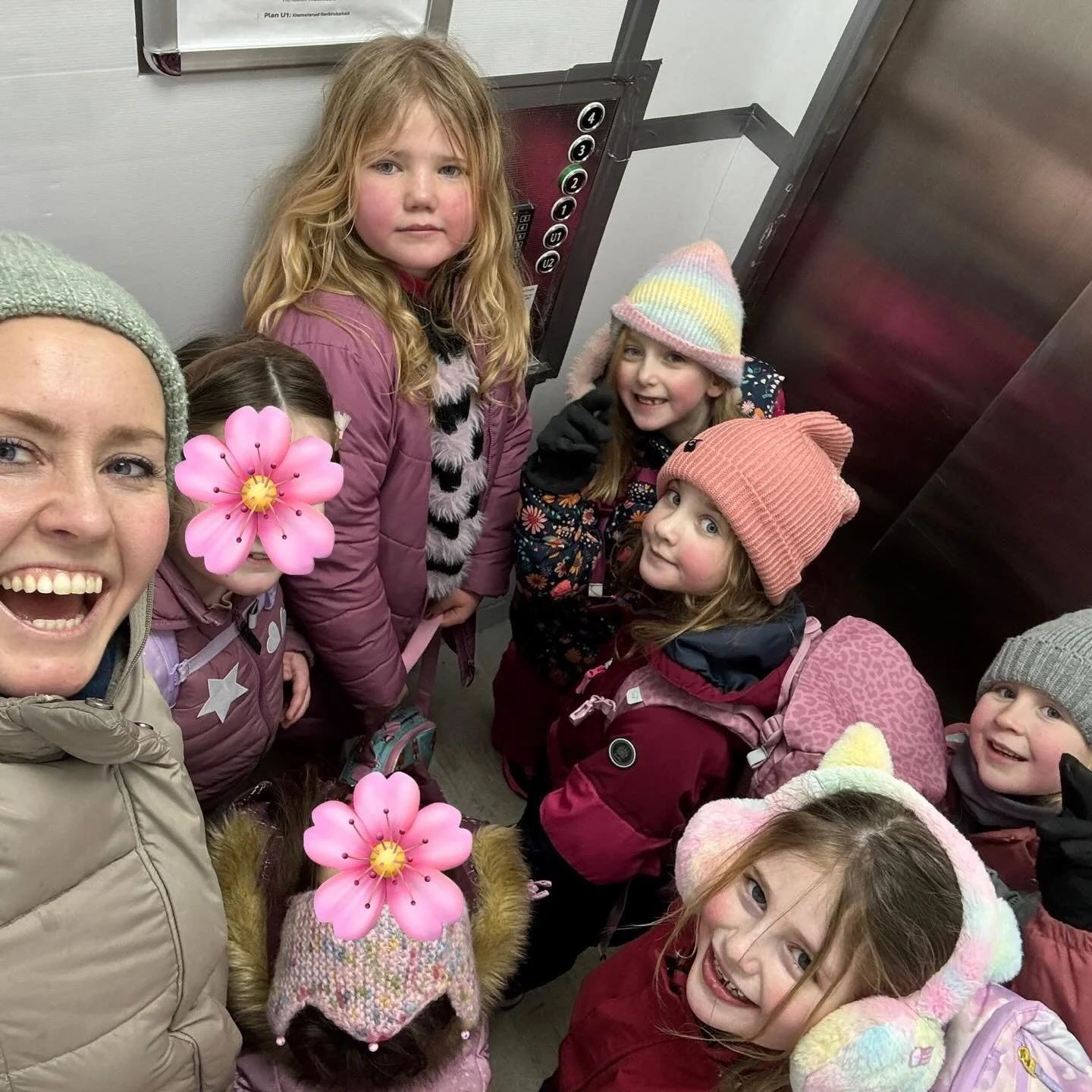 Dans i AKS-tida! Koselig &aring; hente Jazzdans 1.-2. klasse, holde hender og sm&aring;prate den lille turen bort til Senter Syd. Og av og til s&aring; &laquo;jukser&raquo; vi og tar heisen opp til 4. etg. #dansegledep&aring;mortensrud @stenbratensko