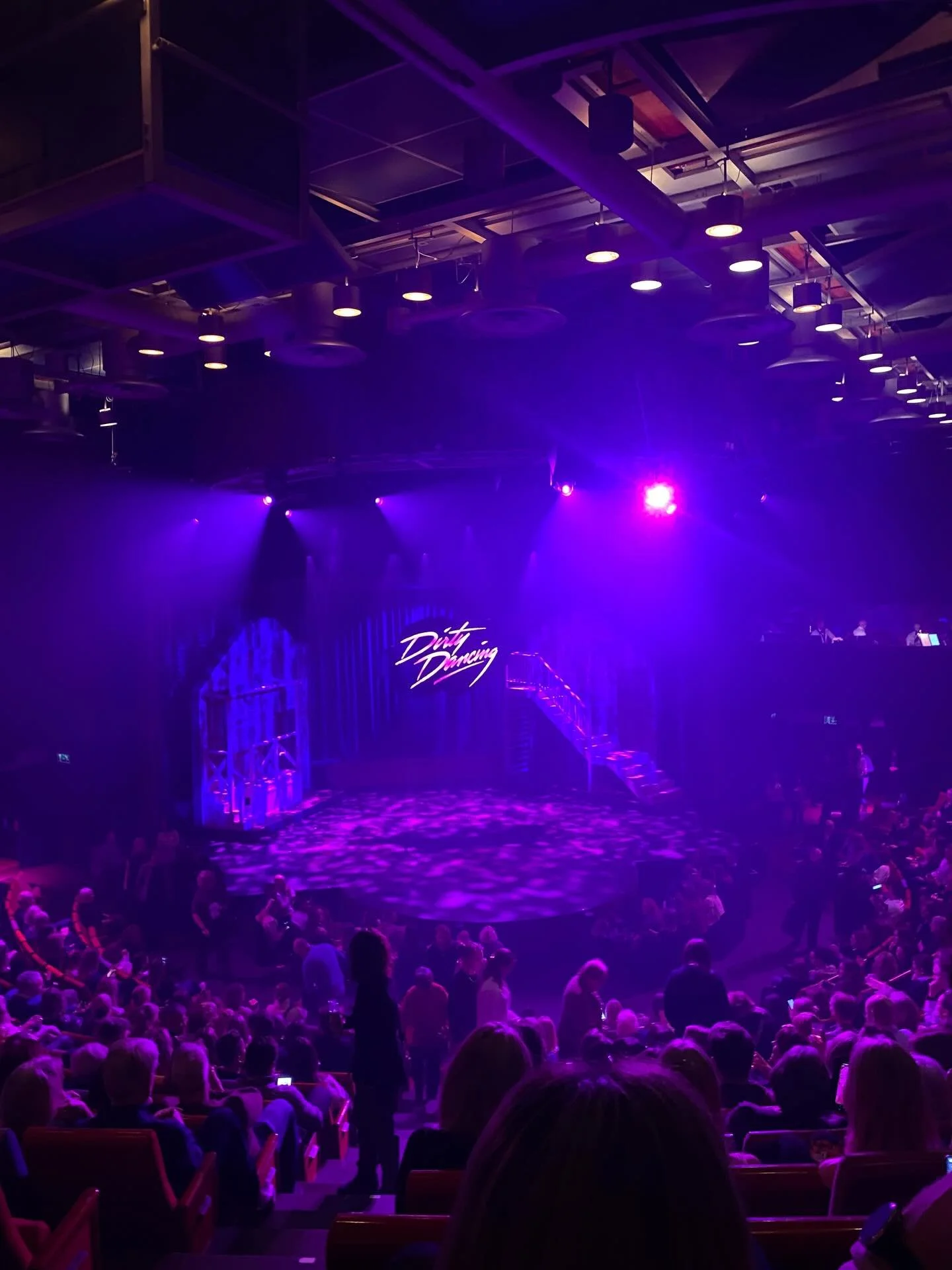 17 gira damedansere koser seg p&aring; forestilling! 🕺🏼💃🏼