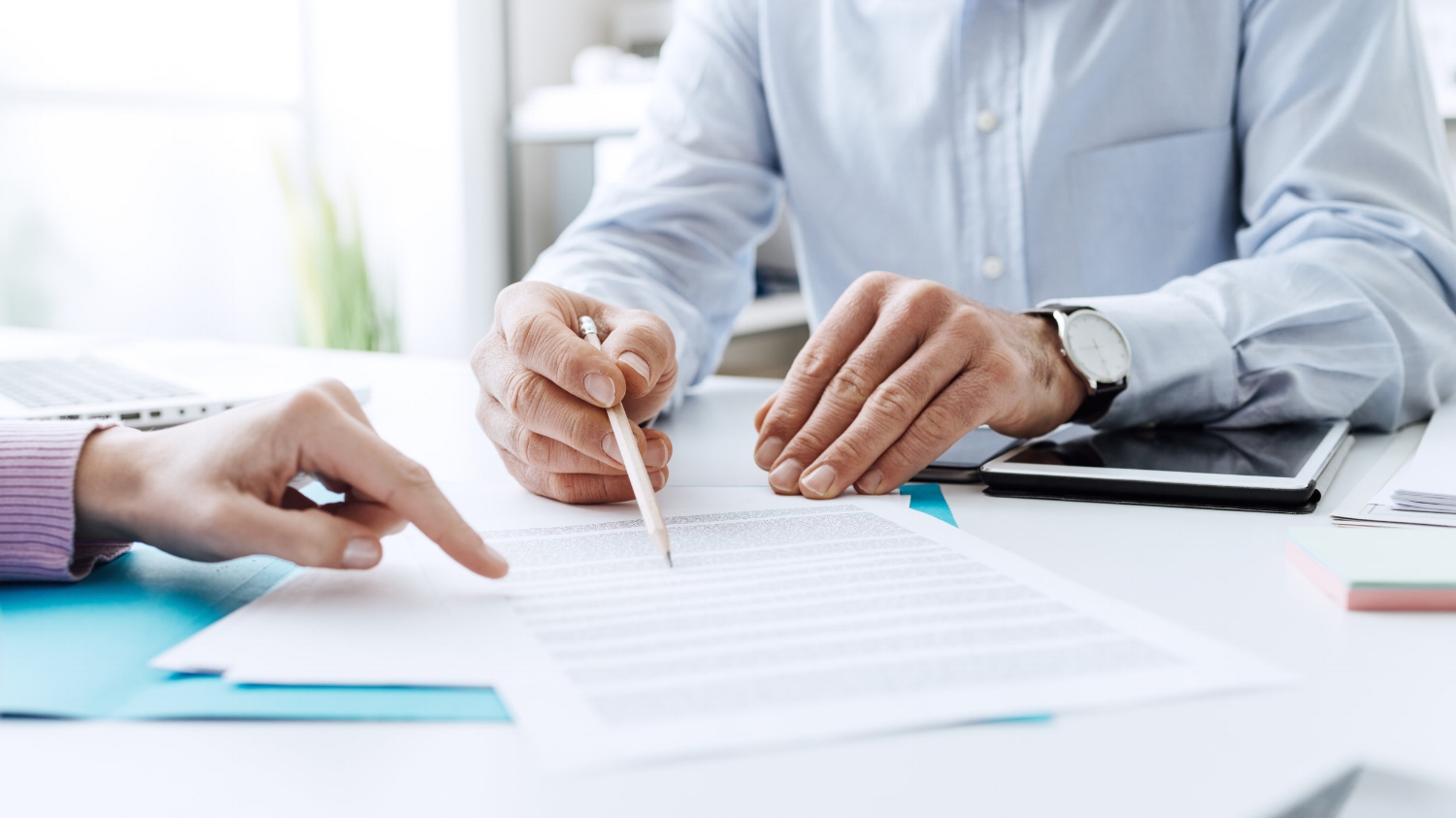 Business-people-negotiating-a-contract-586750982_4212x2369.jpeg