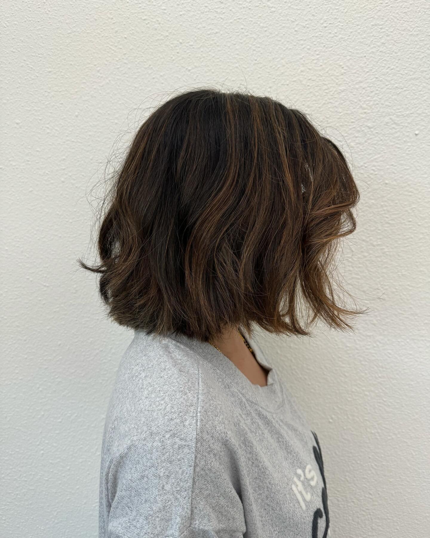 Attention all beauties thinking about doing a chop💇&zwj;♀️ Short bob haircuts add instant chicness to your look. Whether your hair is thick and dense (like my client picture above) or thin and fine, a bob can be customized to suite your hair type an