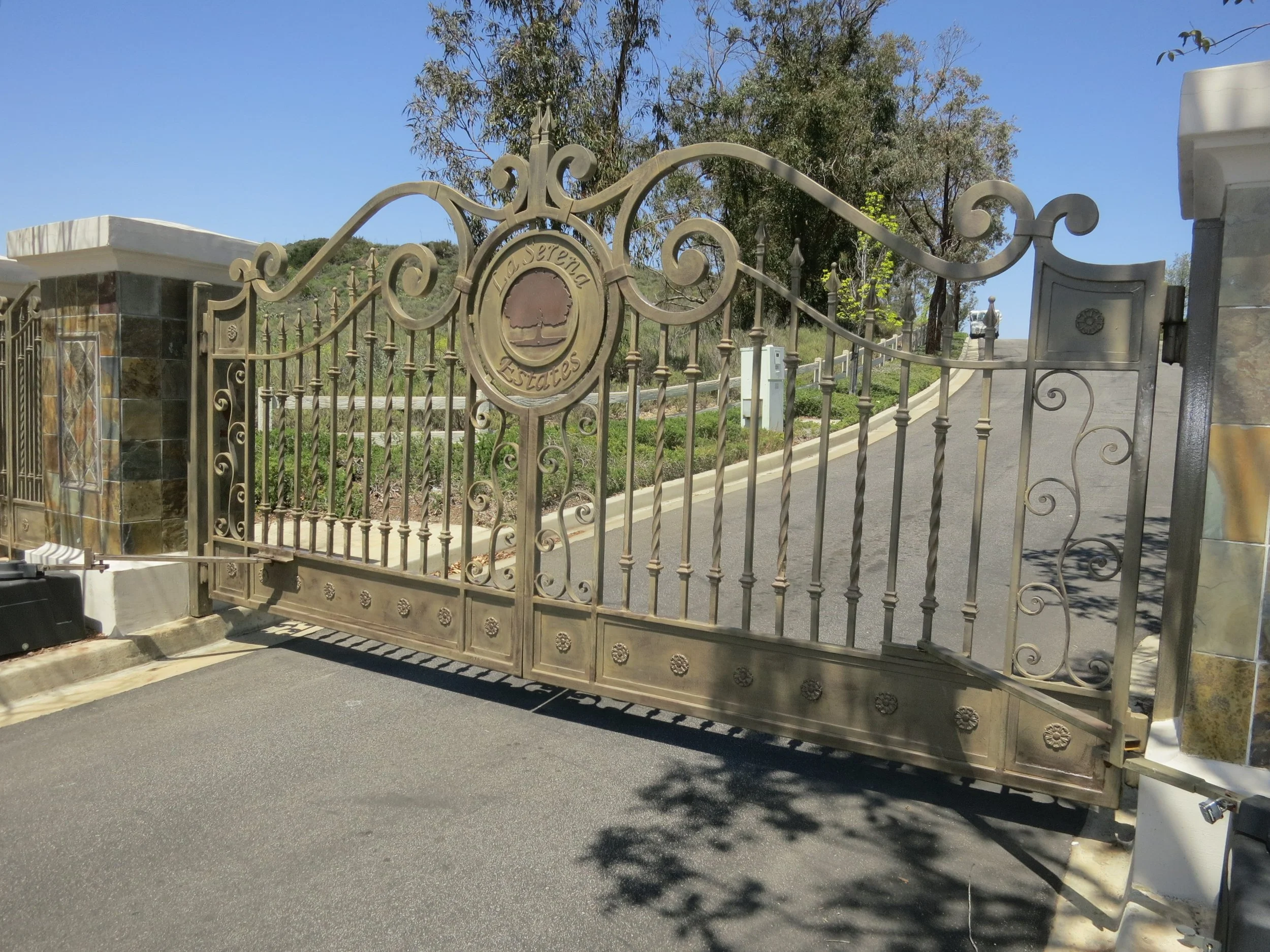  HOA auto gates painting. La Serena HOA Newbury Park 