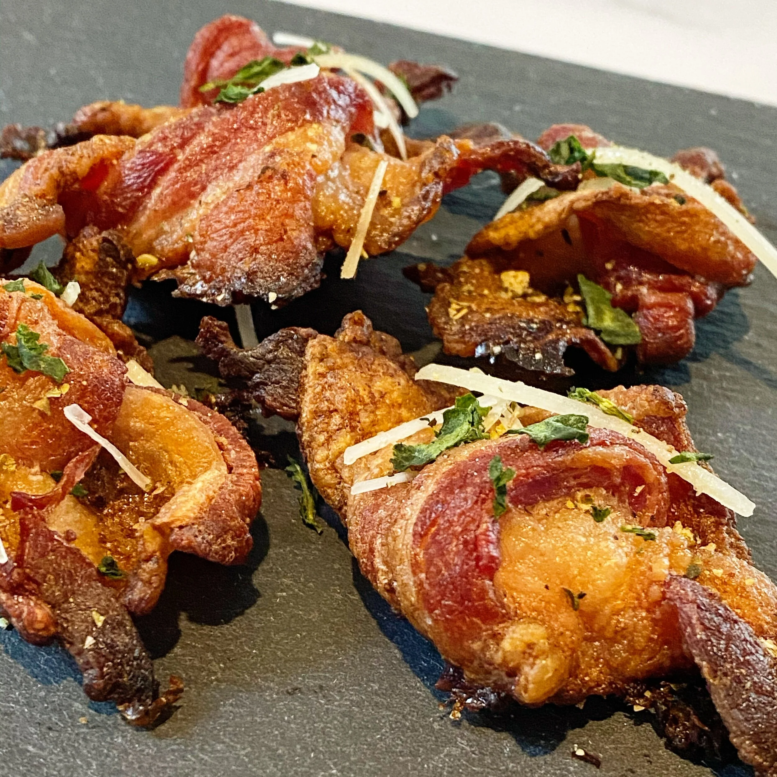 RECIPE | GaRLIC PARMESAN BACON KNOTS