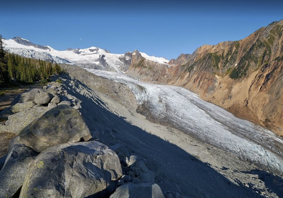 The top portion of the trail follows along a glacial moraine (which can be spicy in areas so proper boots and a sturdy foot are required); it is clear and distinct. Photo: E. Lau.