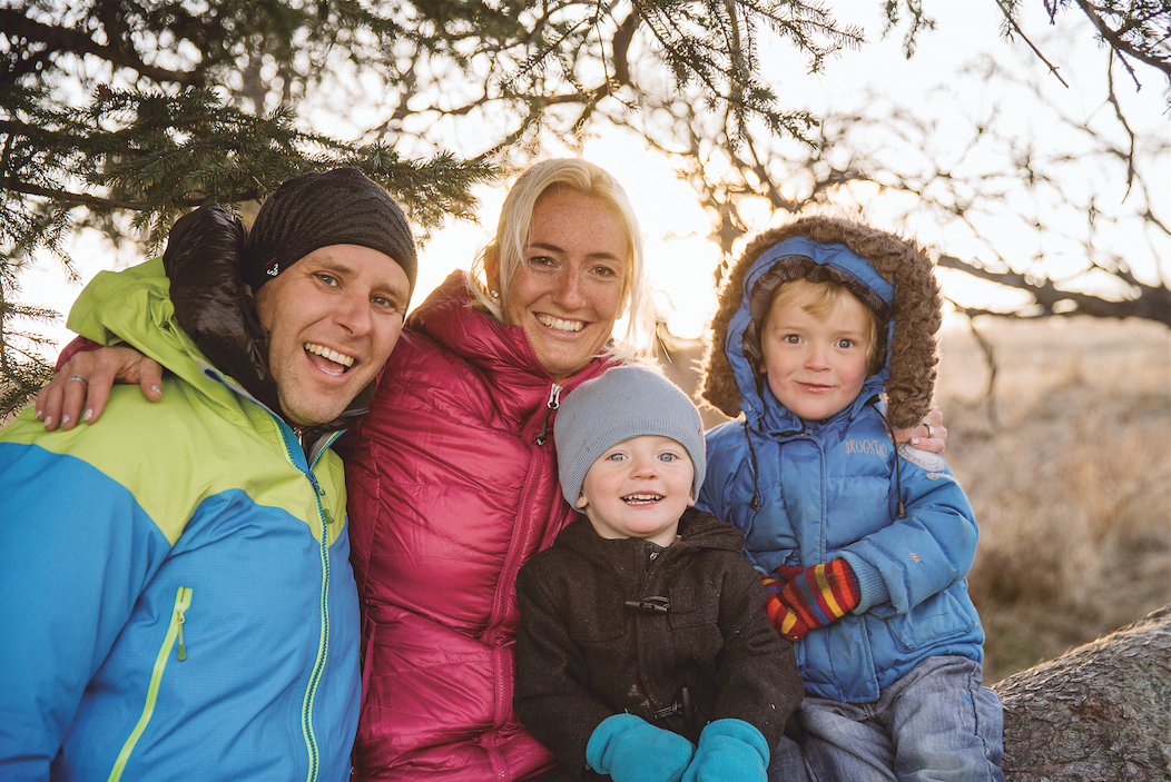 Kylee pose avec son mari, Ben Ohler, et leurs fils Zeke (à gauche) et Solomon. Photo Kent Toth.