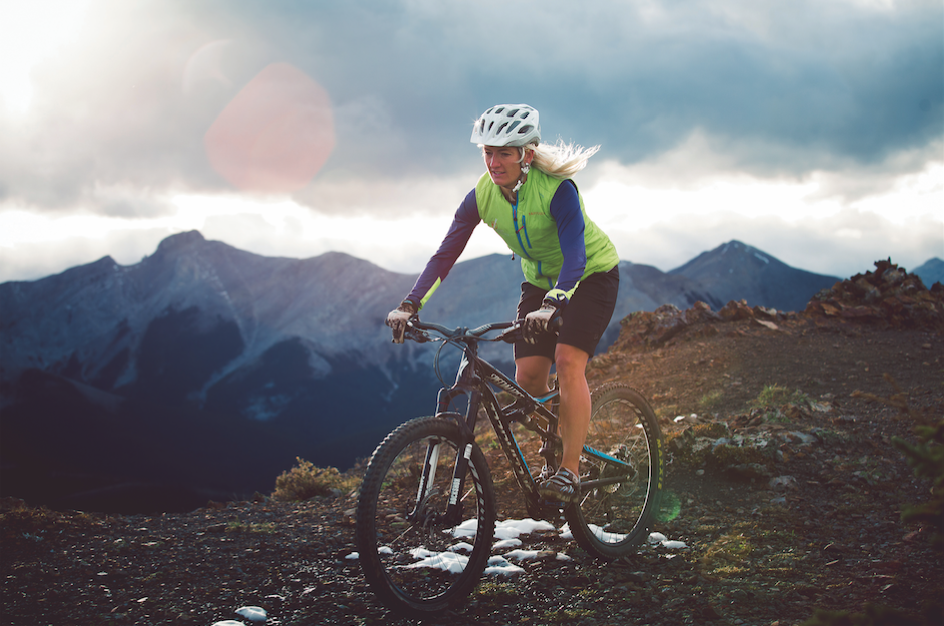 Le vélo de montagne aide Kylee à garder la forme requise pour les compétitions mondiales de skimo Photo Kent Toth.