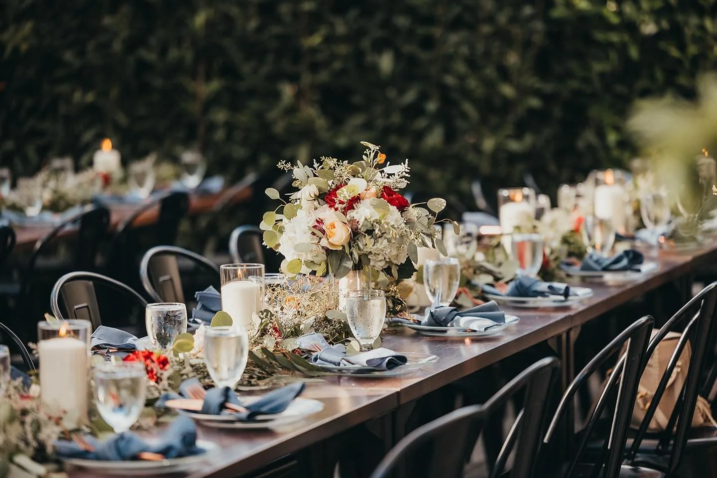 Creating spaces that feel as beautiful as the moments shared within them. ✨ #WeddingDesign #TablescapeGoals 
Coordinator: Jodie w/ @aislereadyevents 
Venue: @blockhousepdx 
Photography: @laurenmilesphoto 
Florals: @mayflymanitou 
Catering: @reedville