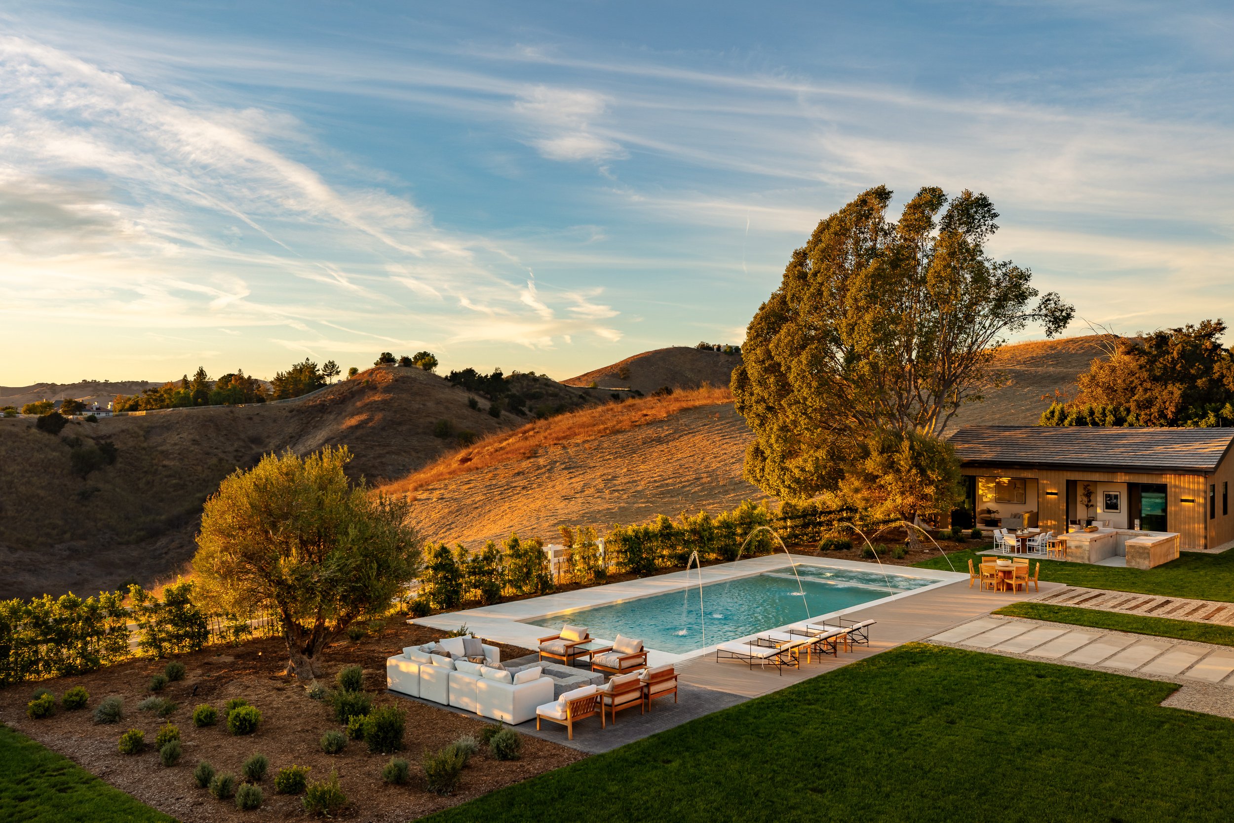 Professional Los Angeles real estate photography of a pool and backyard by Wayne Ford