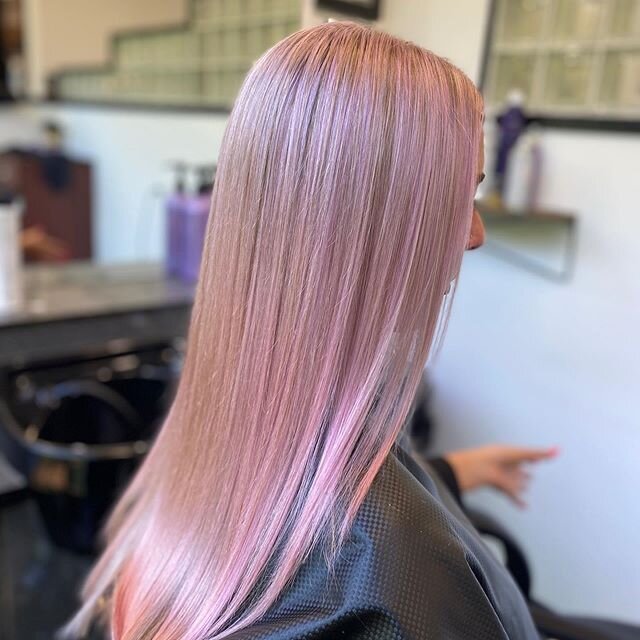 Pink hair don&rsquo;t care! #viralshampoolightpink #matrix #lightmastermatrix #caluragloss #pastelpink #fullfoil #igkproducts