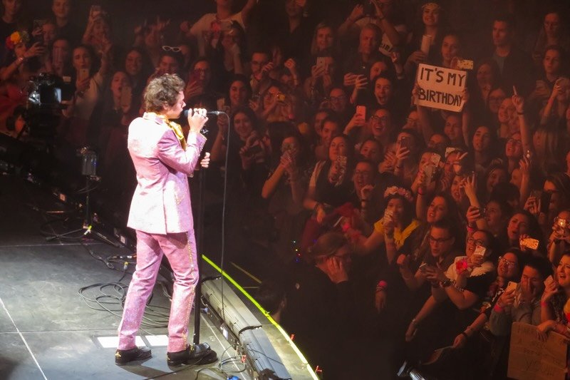 Harry Styles sings live.jpeg