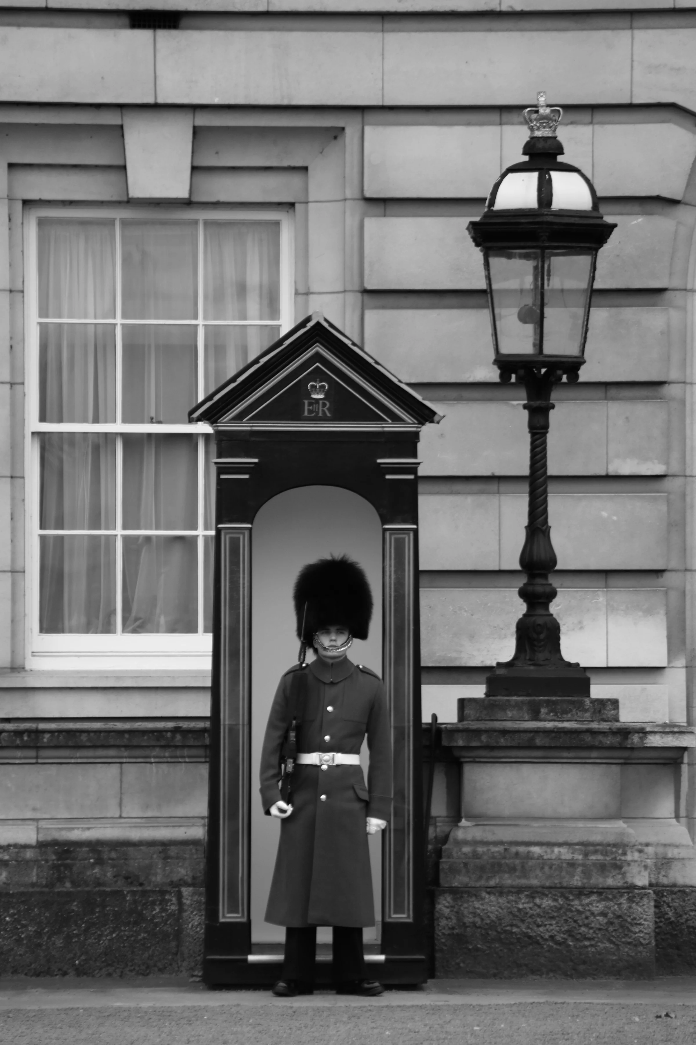 Beefeater at post, Buckingham Palace, London, Englandhttps://www.ebay.com/itm/263679819198?ssPageName=STRK:MESELX:IT&amp;_trksid=p3984.m1555.l2649