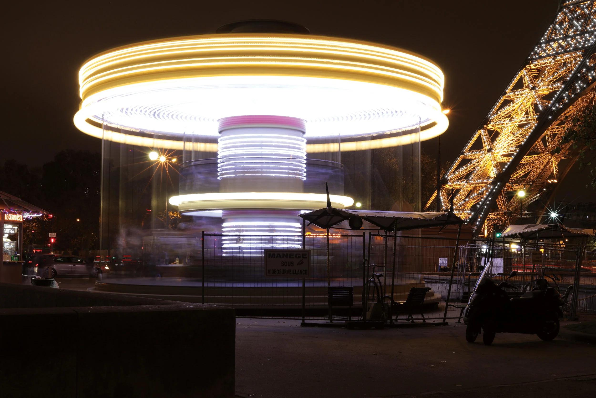 Merry-Go-Round nest to the Eiffel Tower, Paris, Francehttps://www.ebay.com/itm/263679754345?ssPageName=STRK:MESELX:IT&amp;_trksid=p3984.m1555.l2649