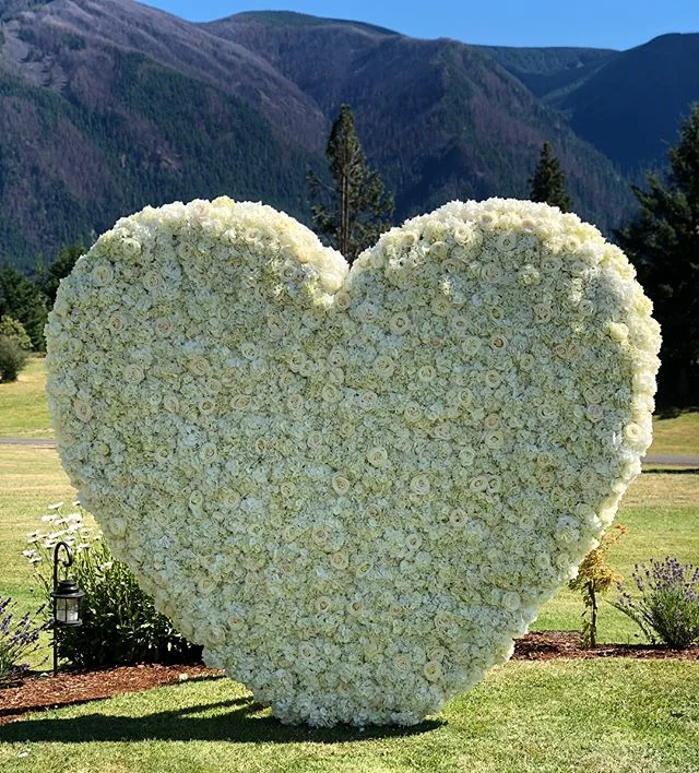 Definitely was not an easy project but wow so happy with the way it came out. 😍  @amanda.karmel pdxflorist #weddingflowers #weddingideas #pdx #roses #weddingflowers #centerpiecesideas #backdrop  #flowerheart