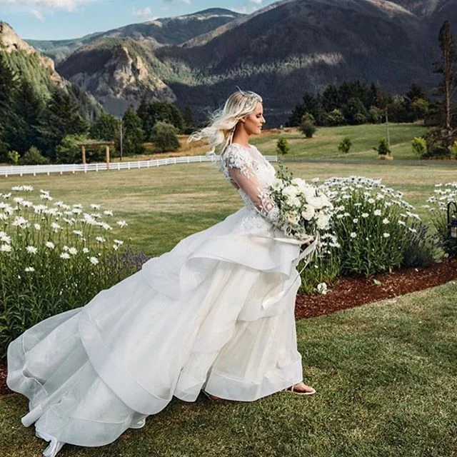How gorgeous this is 😍  Photographer 📷 
@camifarcas 
Hair and makeup 💄 @flawlessxxjessica 
Flowers🌹 @ivysagefloral